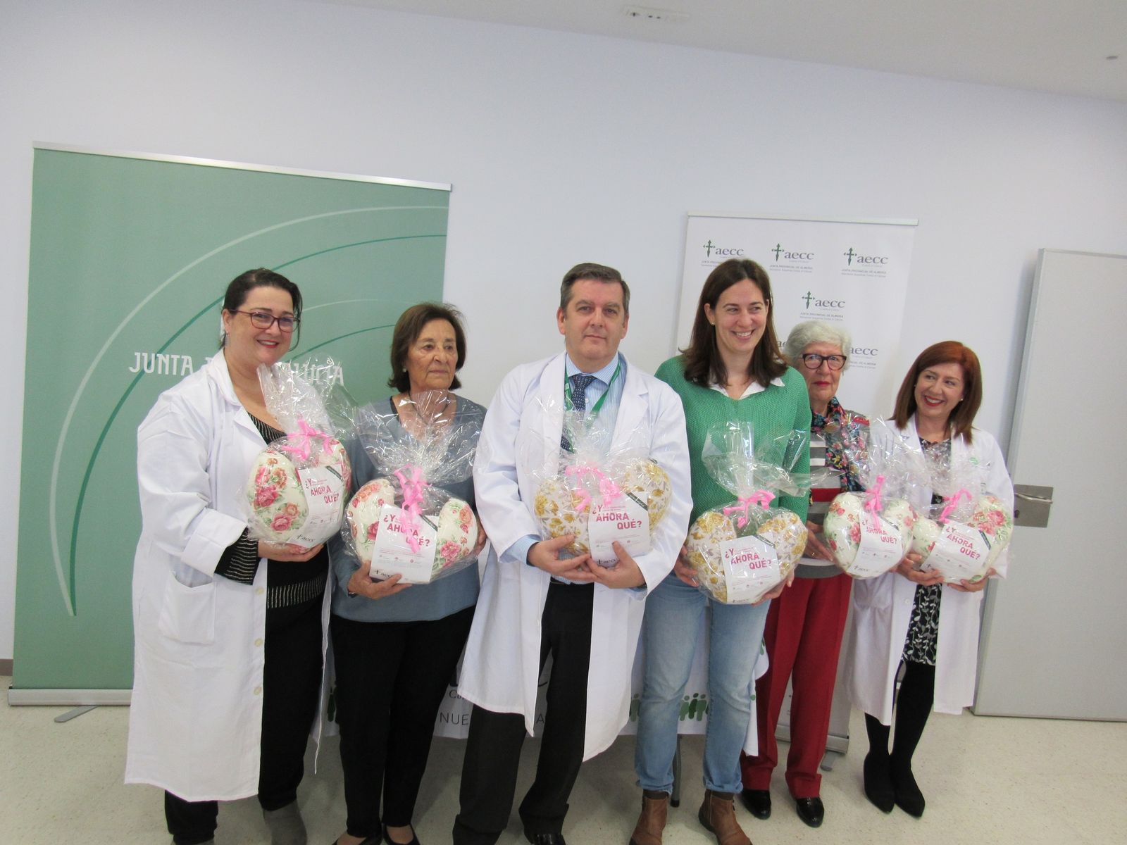 Responsables del hospital y de la AECC muestran las almohadas.