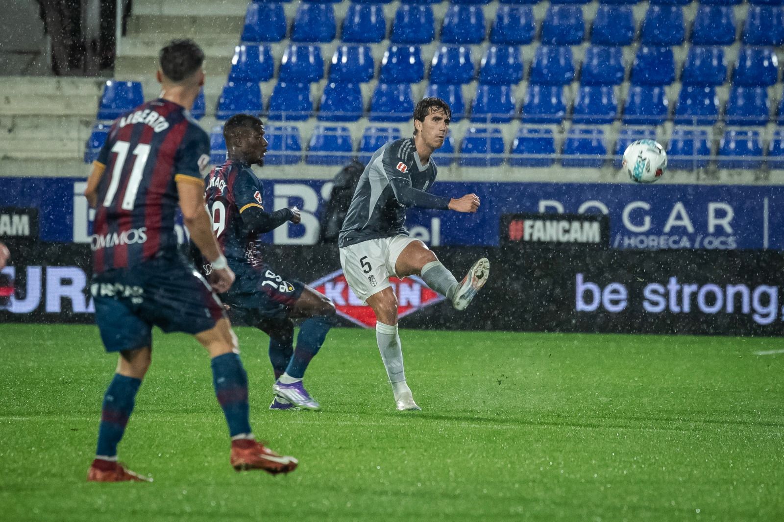 Manu Lama despeja un balón en el encuentro de la primera vuelta frente al Huesca.