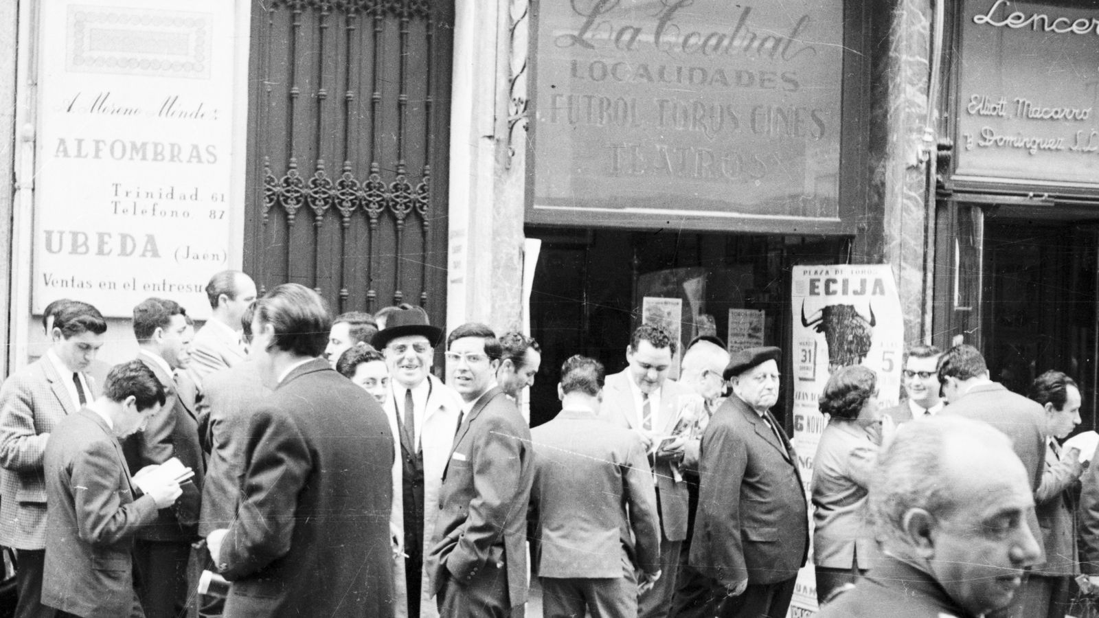 Cola en la calle Tetuán para acceder al teatro San Fernando en los años 60