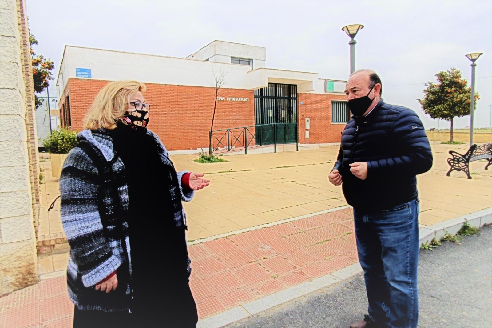 Mónica Rossi junto con el presidente de la asociación de vecinos de La Ribera.