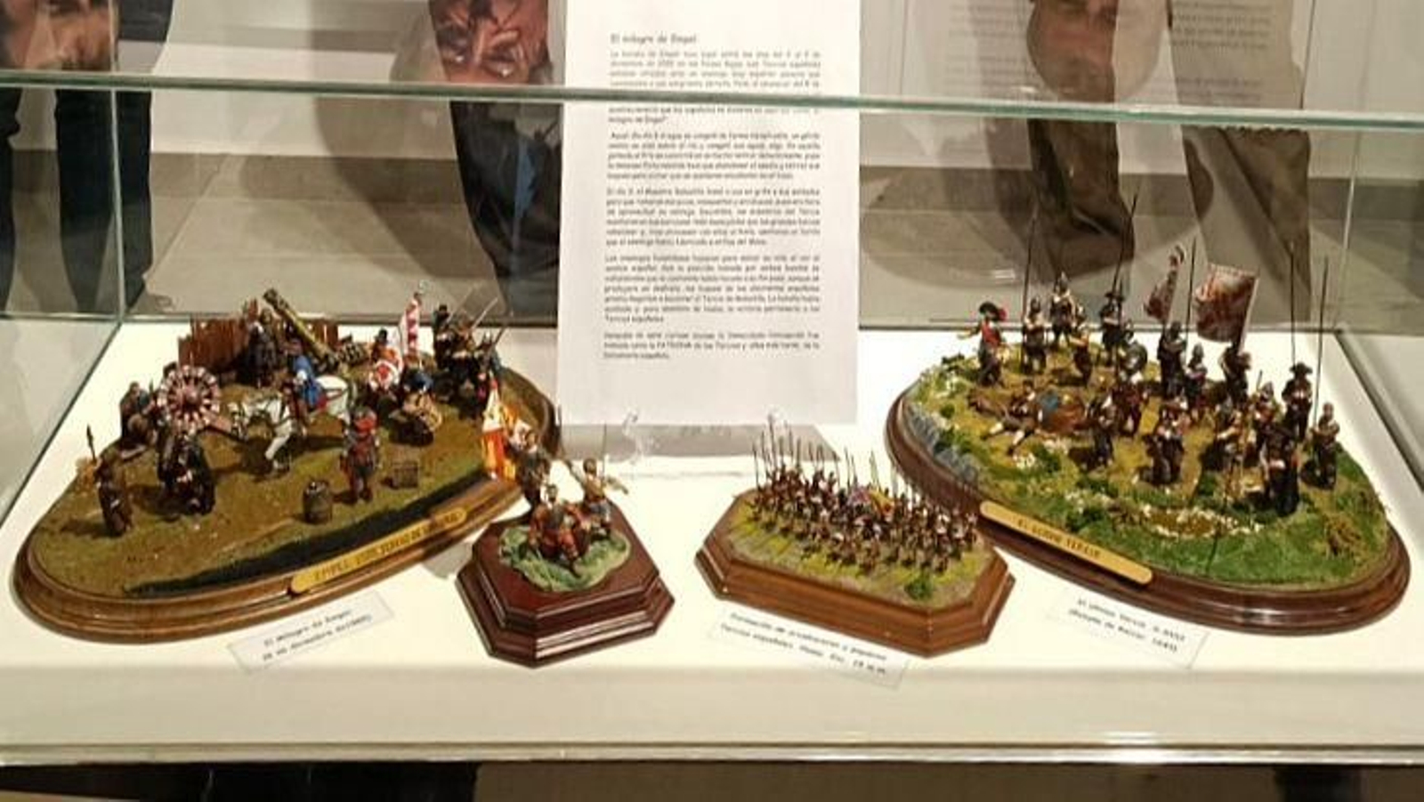 La muestra reconstruye campos de batalla de los hitos históricos más importantes del país.