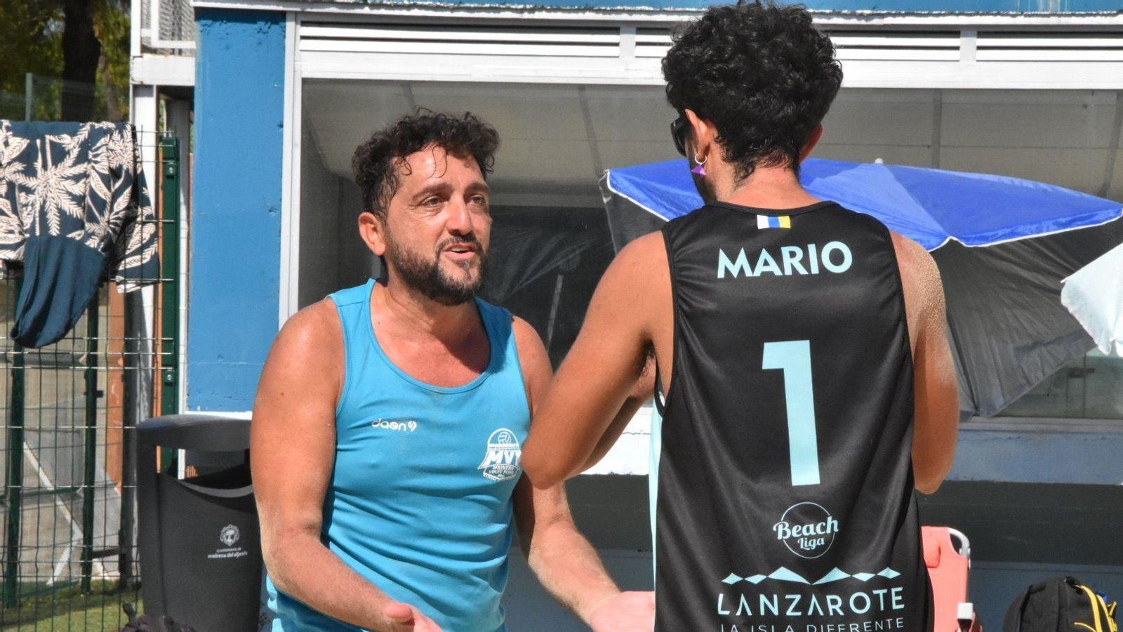 El jugador Mario recibe instrucciones mientras aprovecha para refrescarse en la jornada inaugural de la V edición de liga.