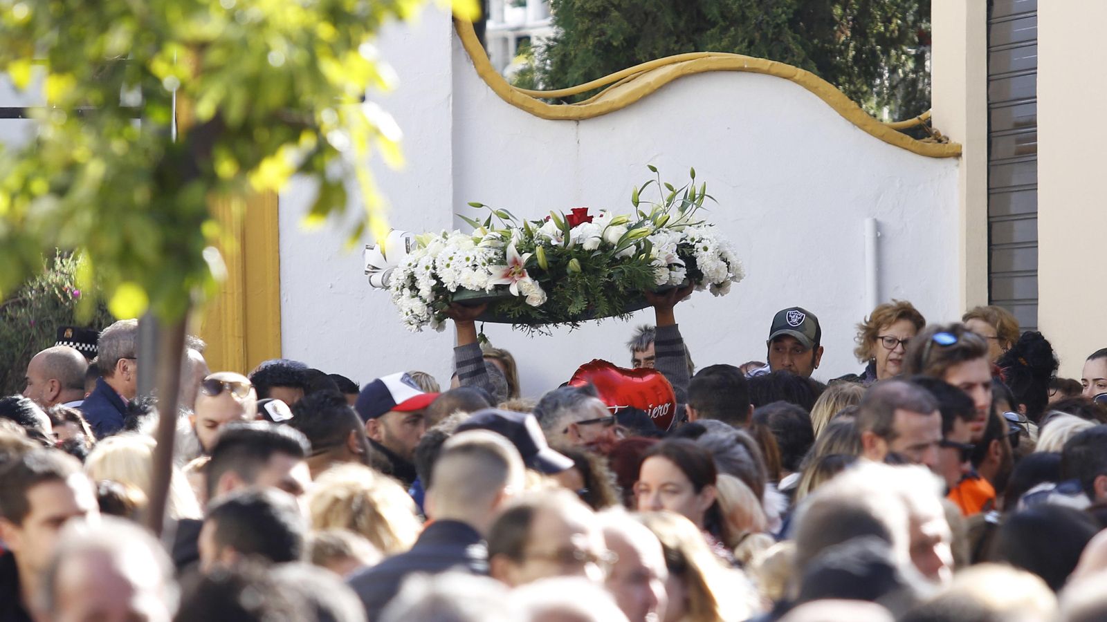 Una de las múltiples coronas de flores en honor del pequeño.