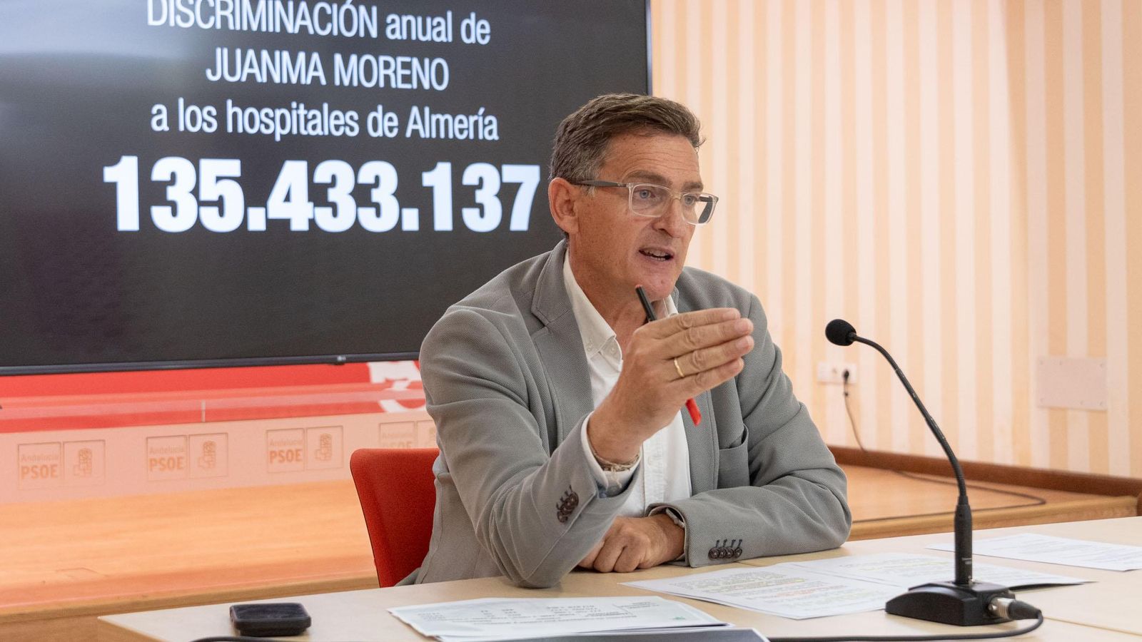 Sánchez Teruel durante la rueda de prensa hablabndo sobre la sanidad en Almería.