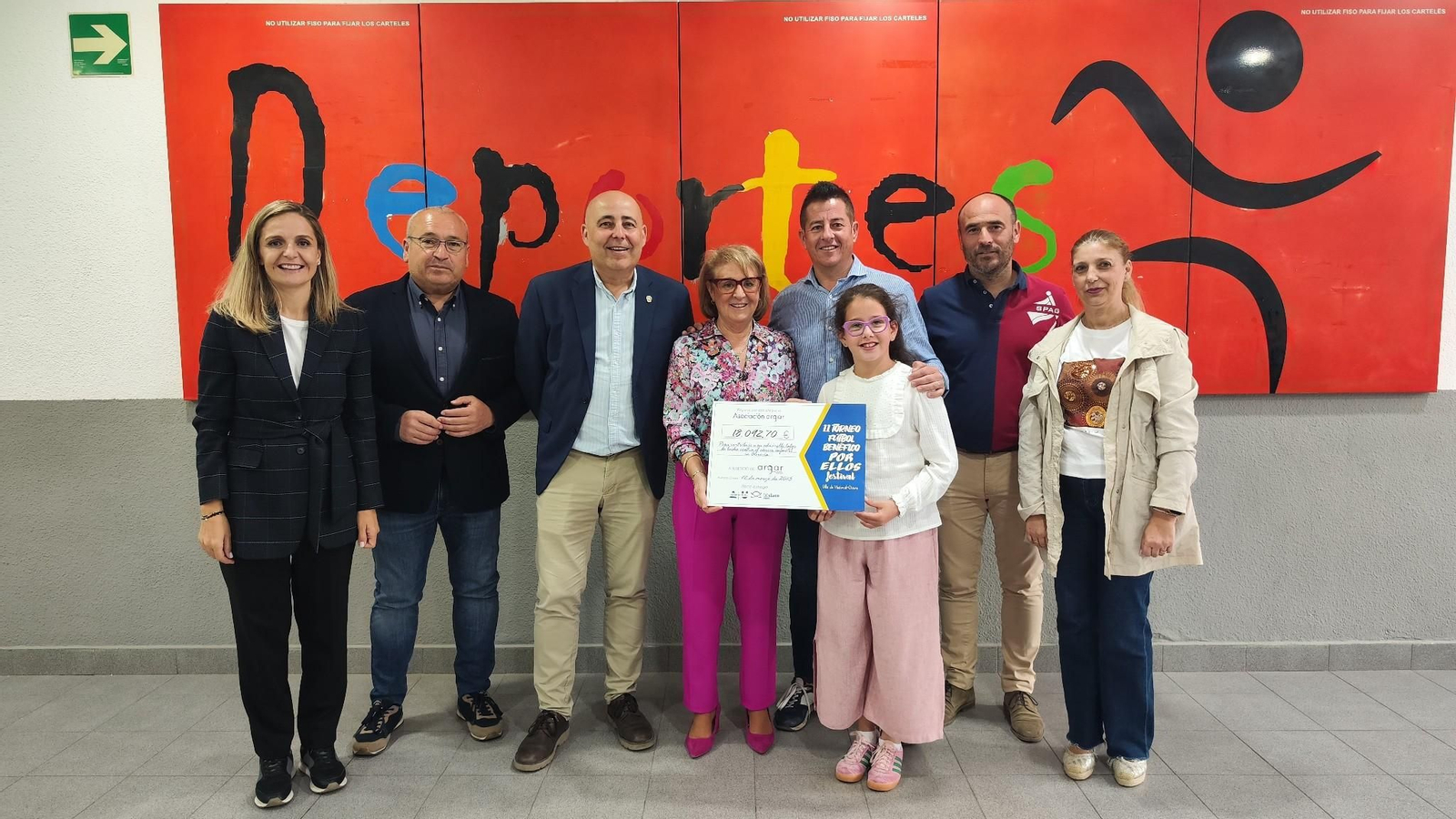 Entrega del cheque con la recaudación.