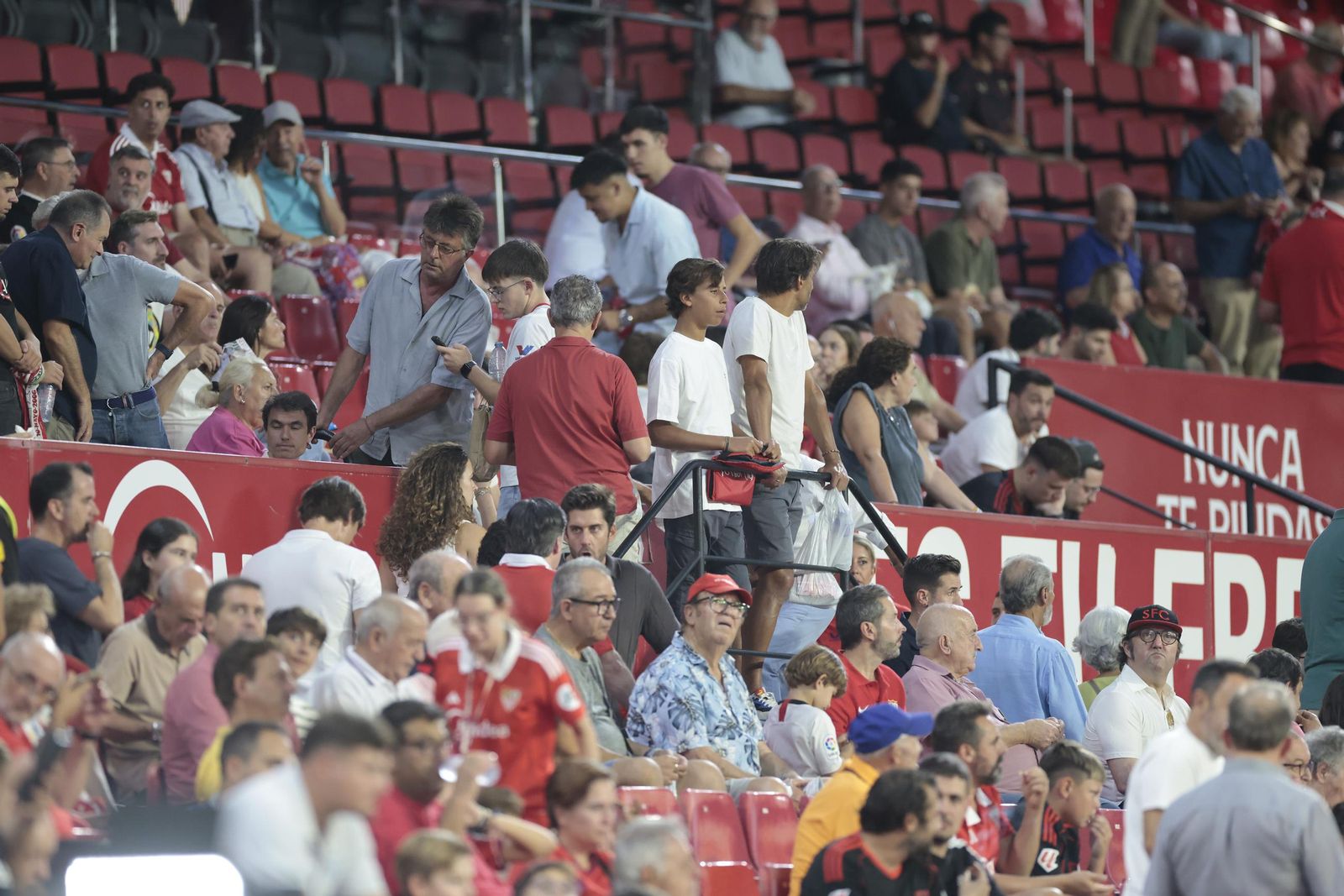 Búscate en las fotos del Sevilla - Elche