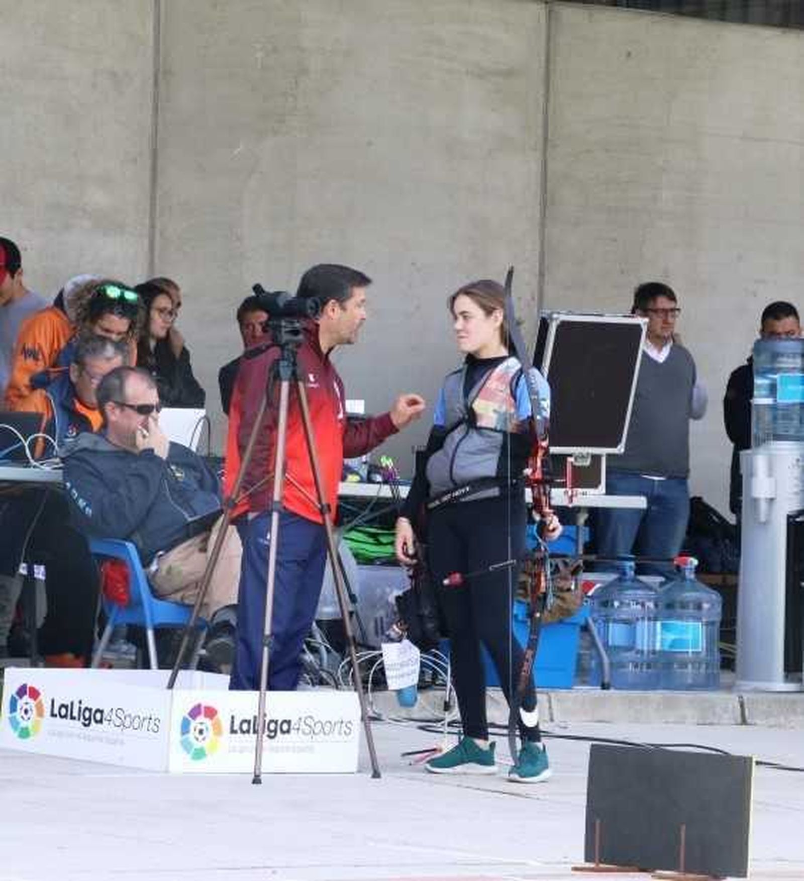 Agustín Rodríguez da instrucciones a Leyre Fernández durante un campeonato.