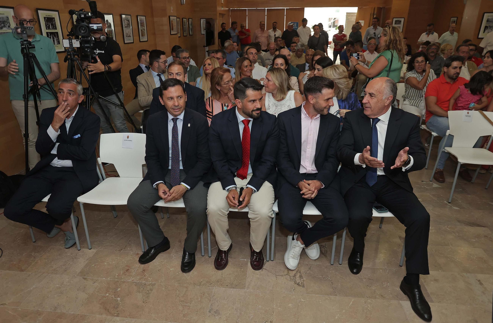 El acto de imposición de la insignia de la ciudad de Algeciras a Iván Turrillo, en imágenes