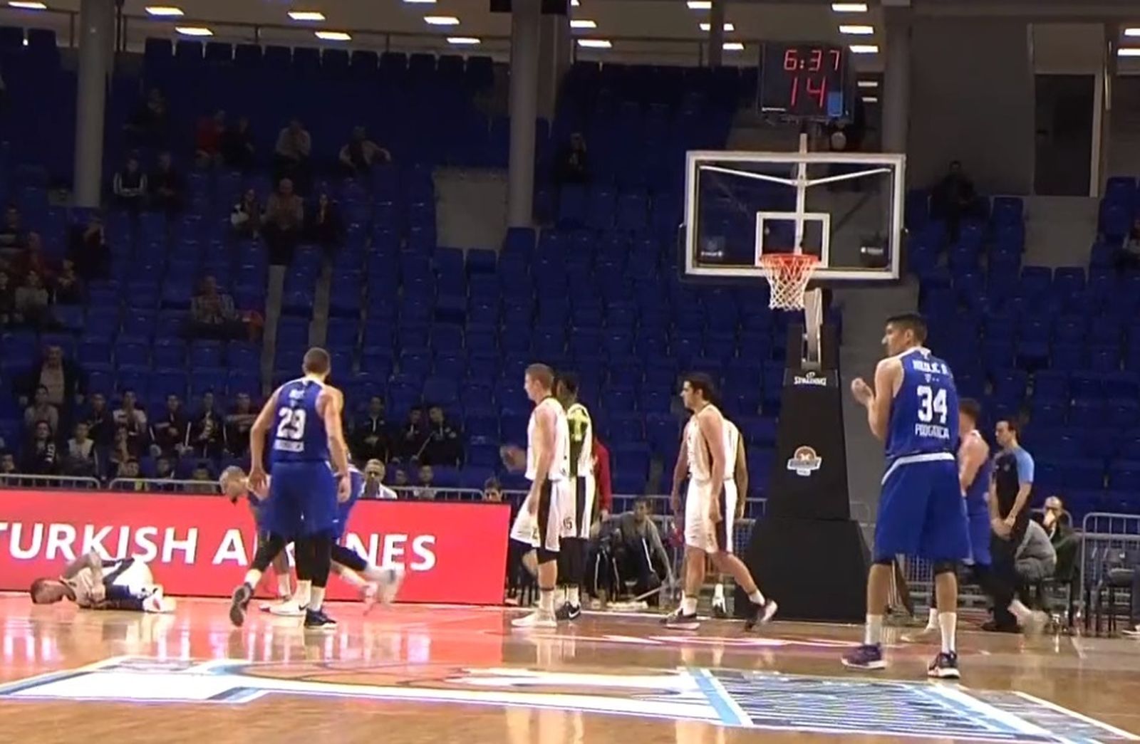 Adams, dolorido en el suelo.