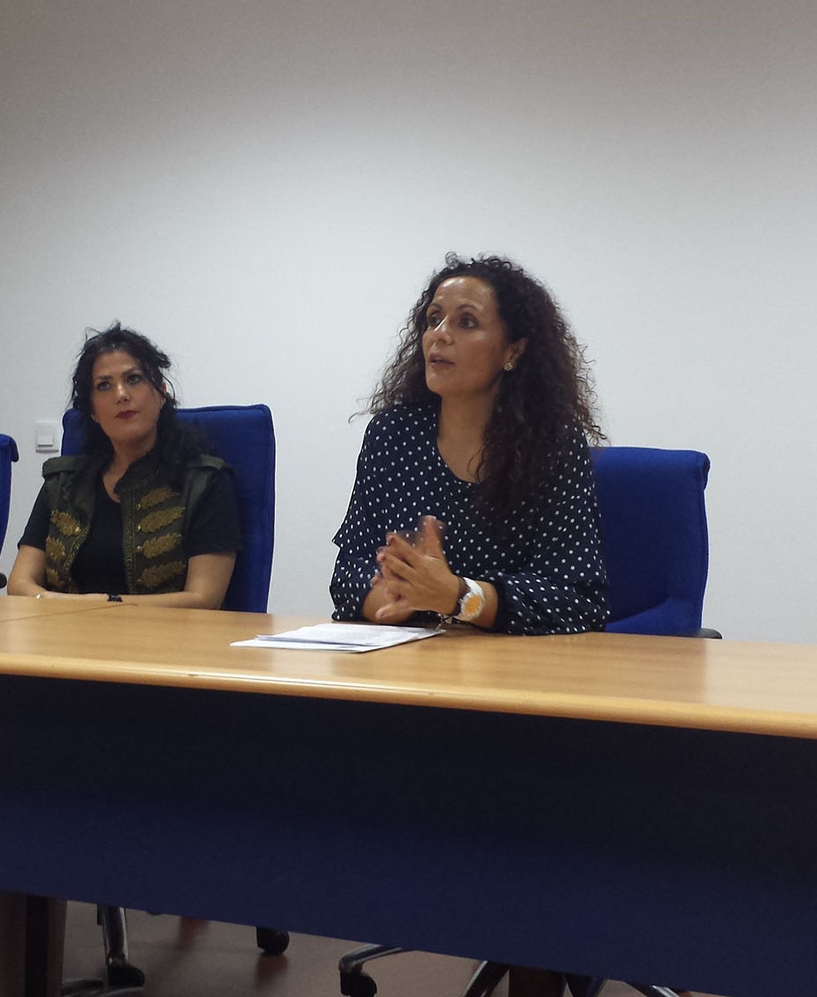 La Diputada Rocío Sutil y la escritora y periodista, Eva Díaz Pérez.