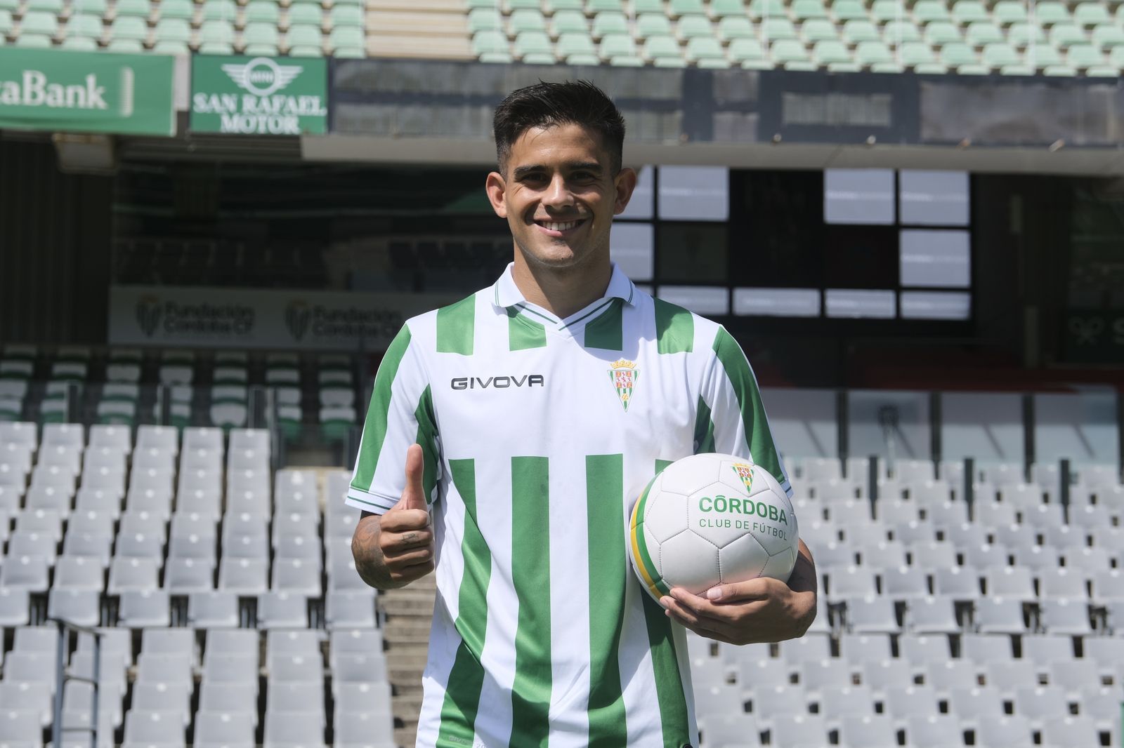 La presentación de Kuki Zalazar como jugador del Córdoba CF, en imágenes
