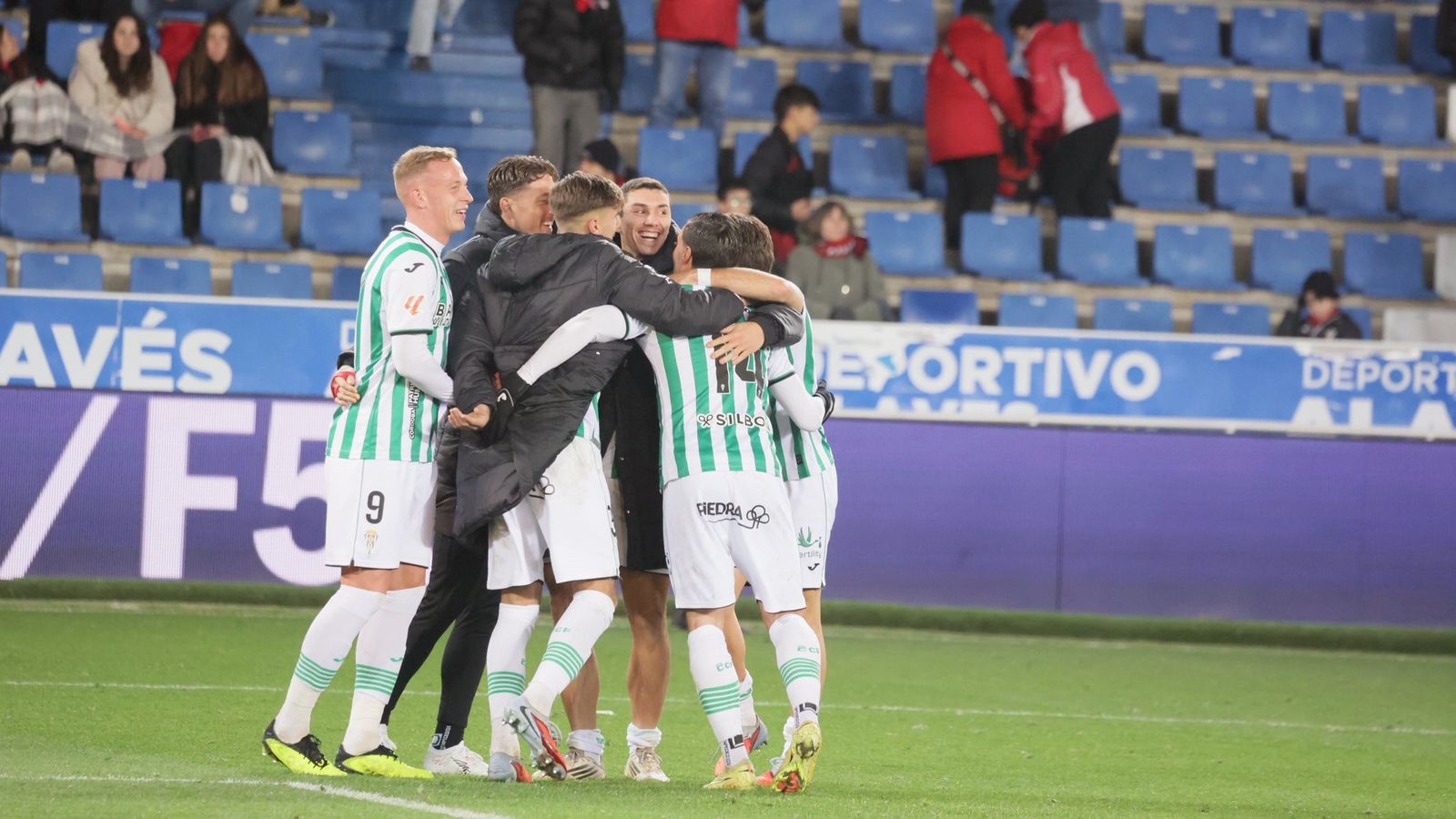 Los jugadores del Córdoba CF celebran el gol de su victoria en Vitoria ante el Mirandés.