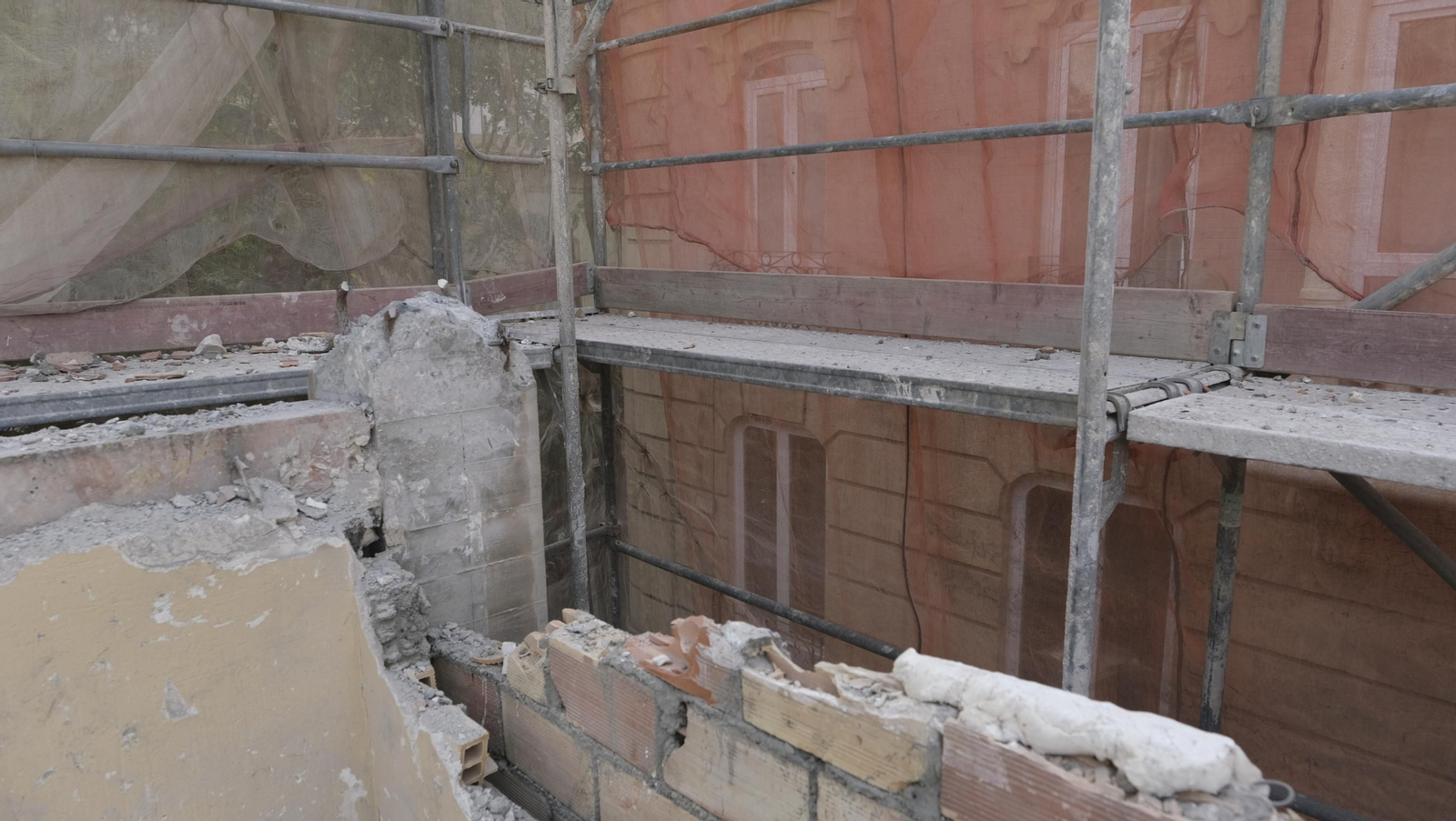 Las mejores imágenes del derribo de la oficina central de Correos en Almería