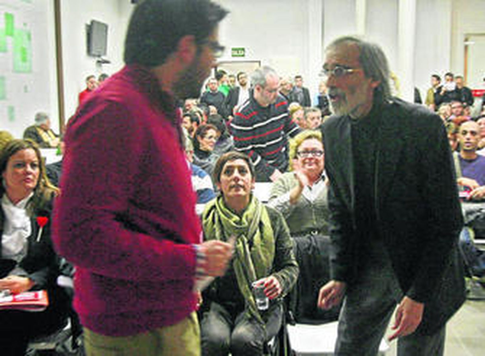 Francisco González aparece de pie junto a Federico Pérez Peralta, con Marta Meléndez entre los dos.