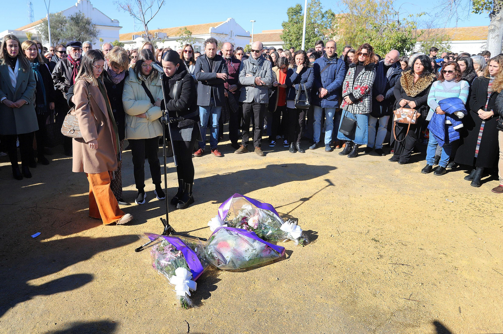 Imágenes del minuto de silencio guardado en la Universidad de Huelva en memoria de los estudiantes fallecidos en el incendio