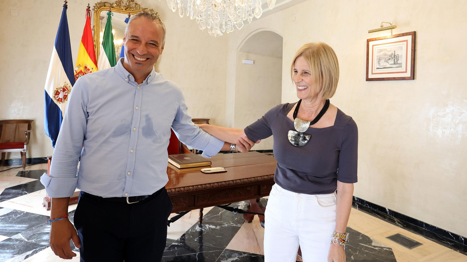 Antonio Vadillo firma en el Libro de Honor de Jerez