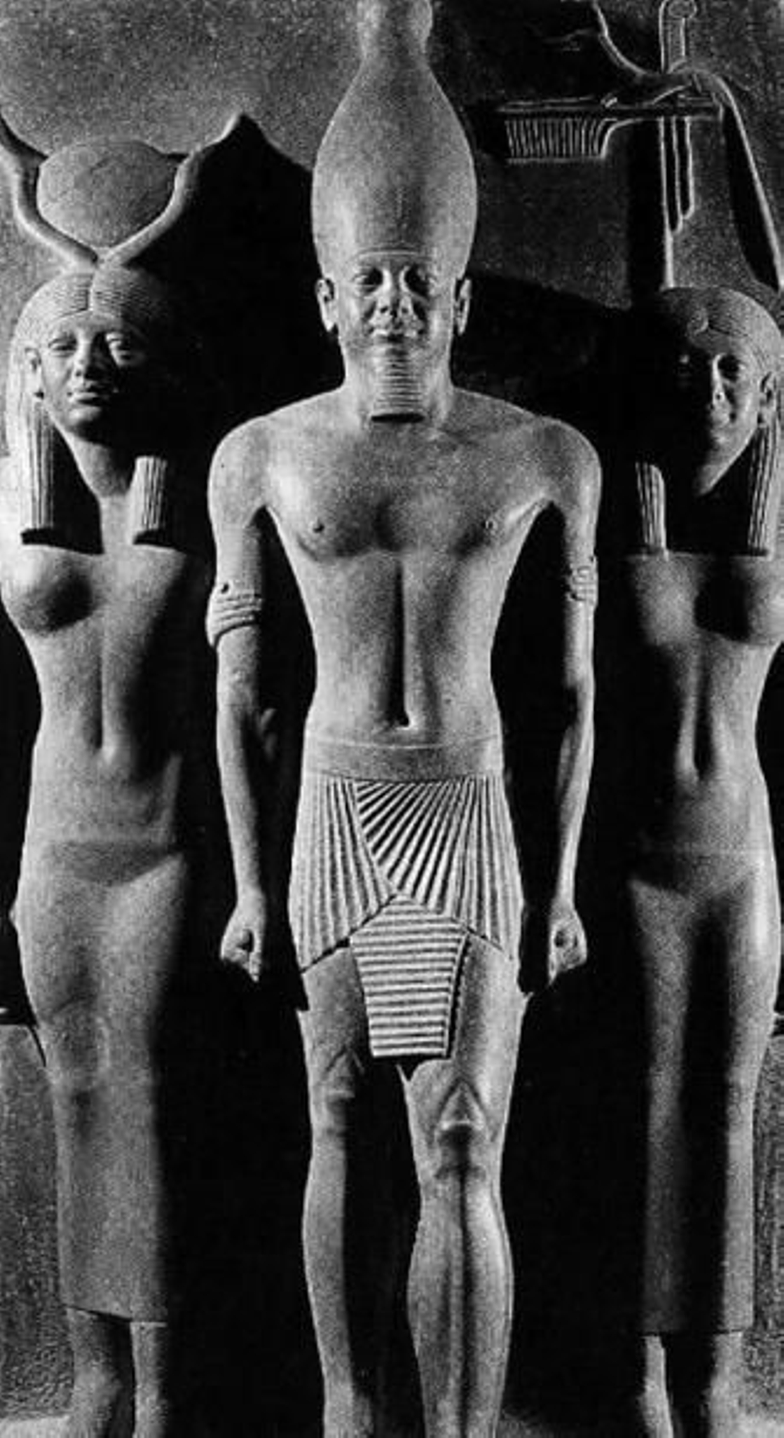 Representación de Micerinos, junto a dos diosas, en el Museo de El Cairo.