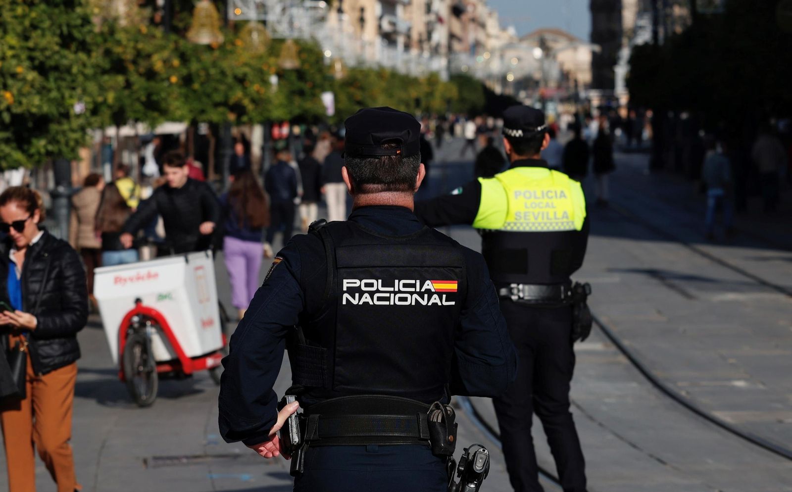 Un policía nacional en el centro de Sevilla.