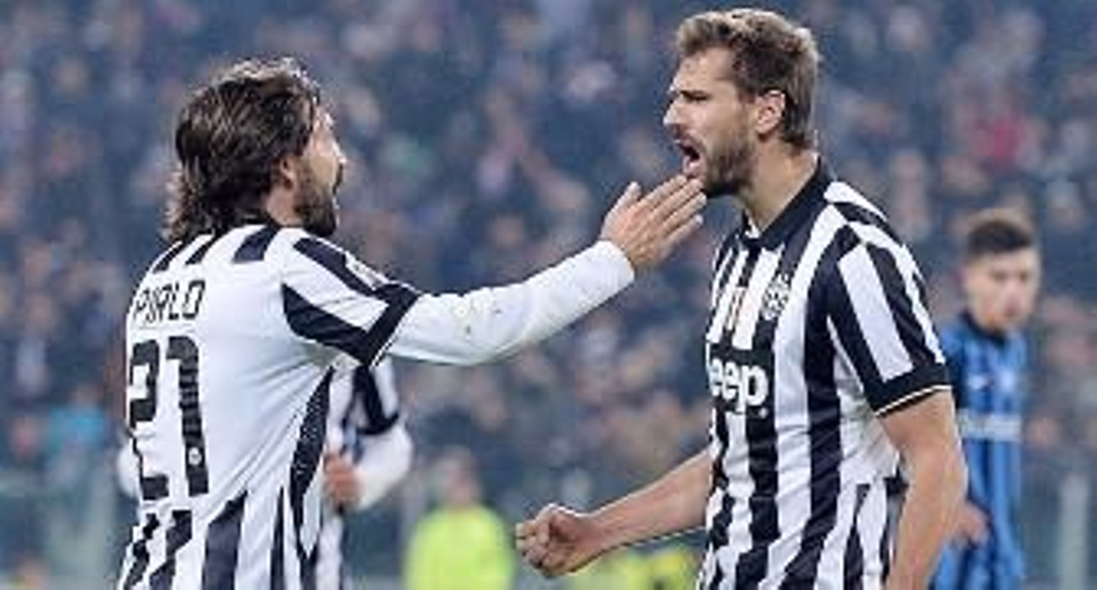 Llorente es felicitado por Pirlo después de marcar en el Juventus-Atalanta de la pasada temporada. / EFE