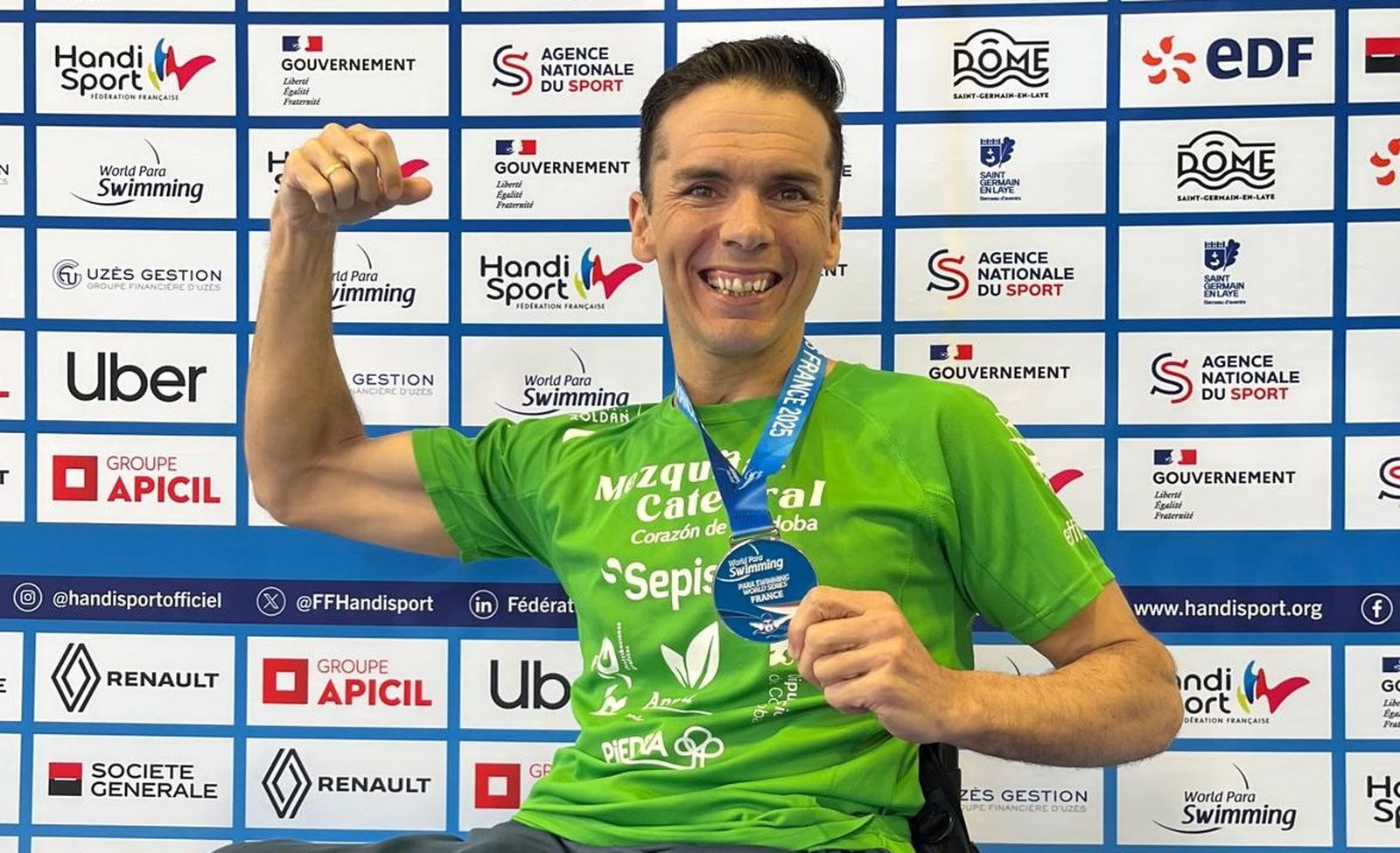 Paco Salinas posa con su medalla.