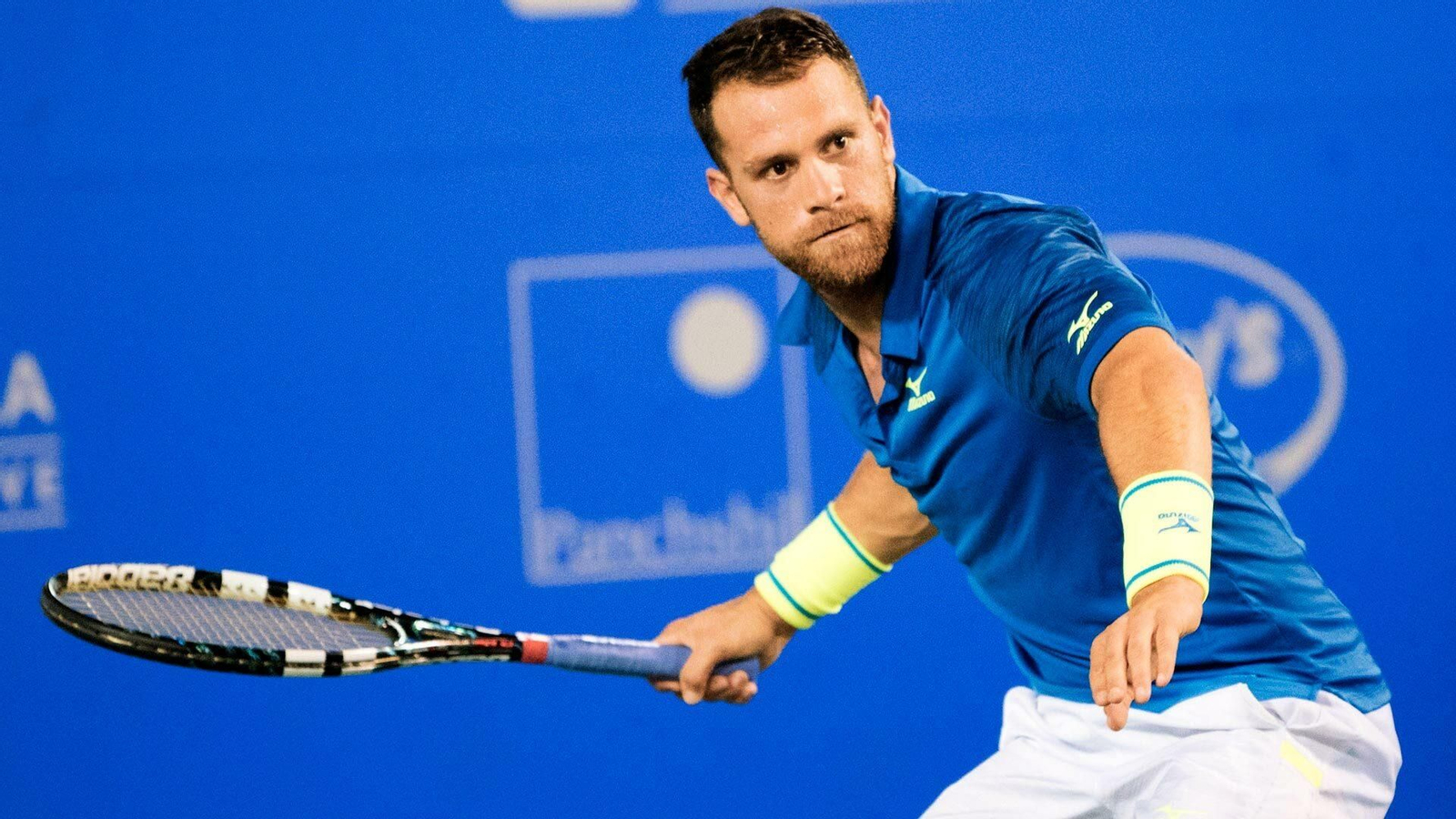 El portuense Riki Ojeda conecta un 'drive' durante un encuentro.