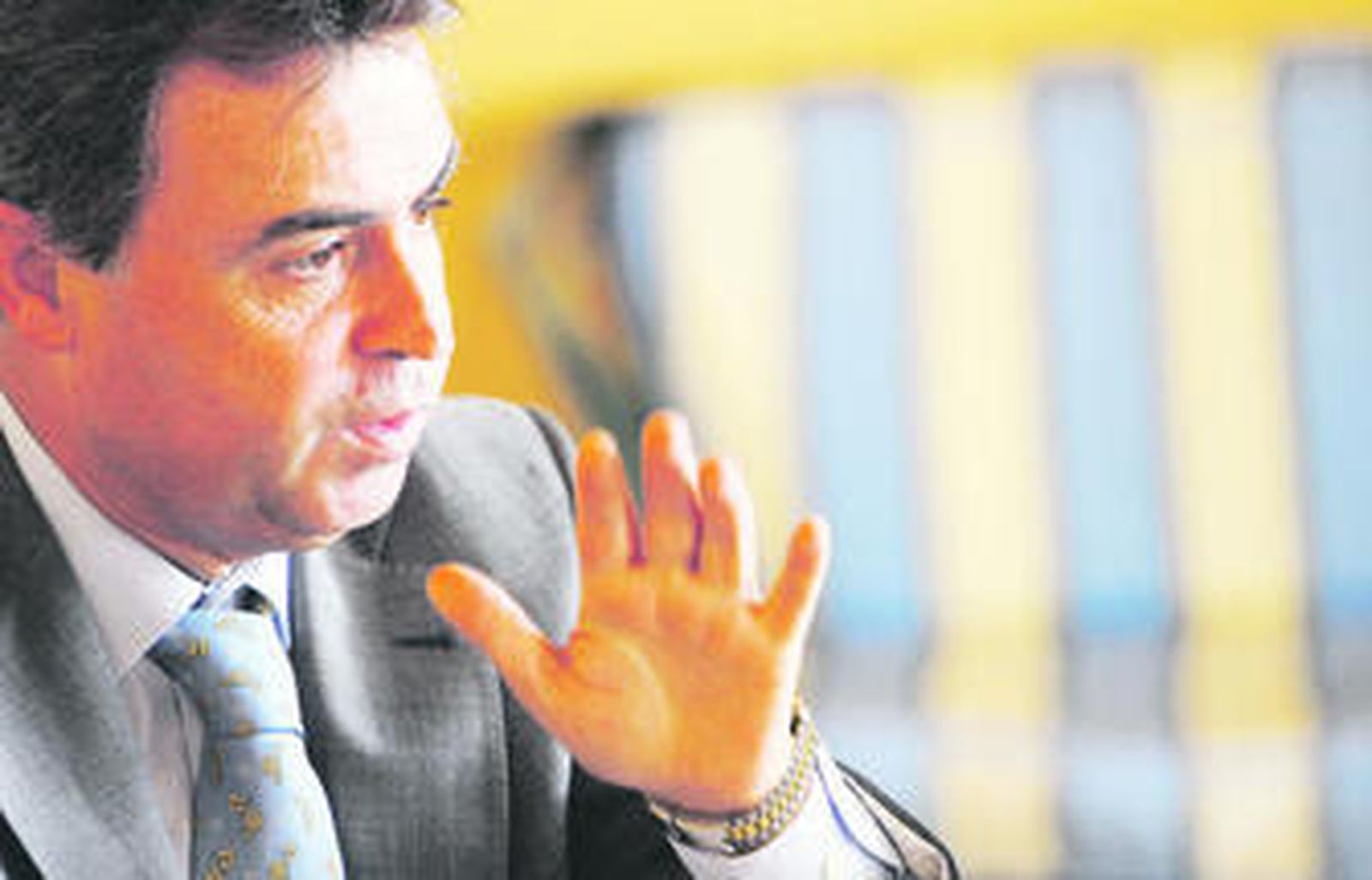 Antonio Real en la cafetería del Hotel Duque de Nájera, de Hace, frente al puerto deportivo de Rota.