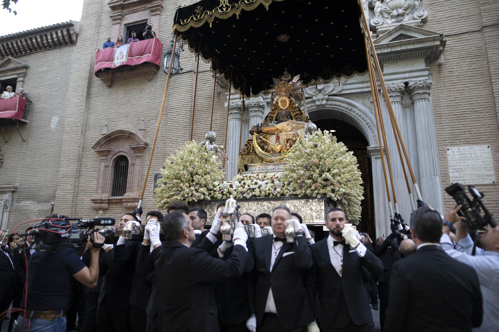 Granada se lanza a la calle con su Virgen de las Angustias