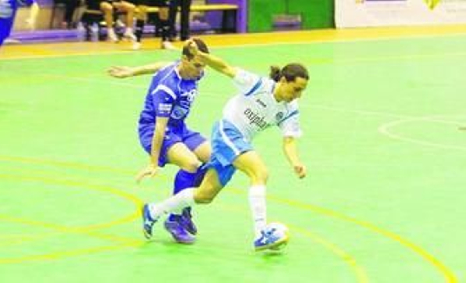 El 'oxigenista' Juanje trata de eludir a un jugador del Fuconsa Jaén en el partido jugado ayer en La Salobreja.