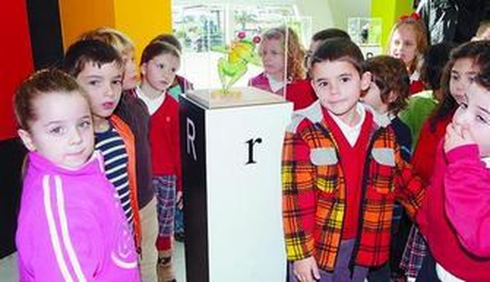 Los niños son los más sorprendidos por estas ranas de lata.