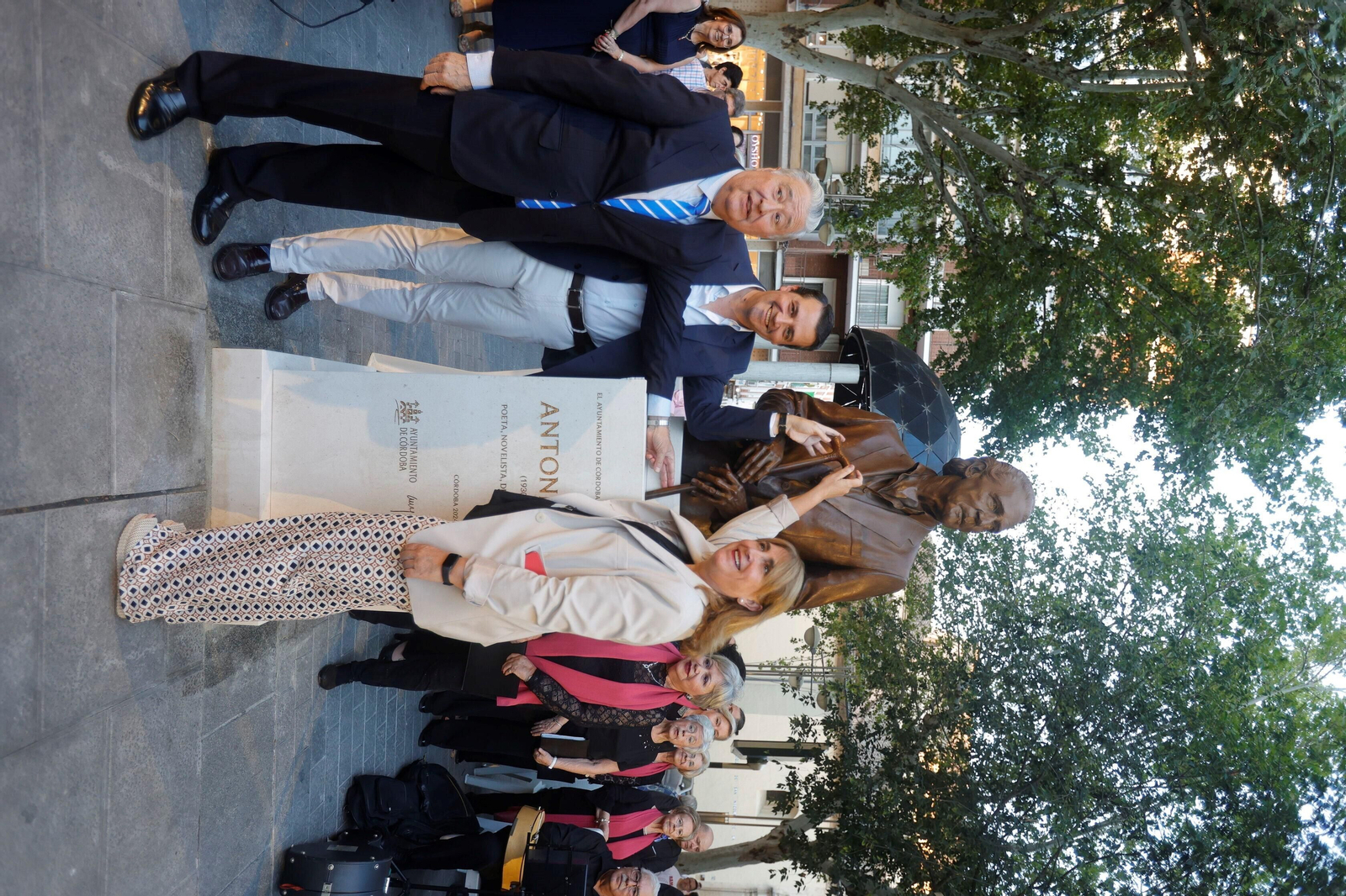 Las fotos del descubrimiento del busto homenaje a Antonio Gala en Córdoba