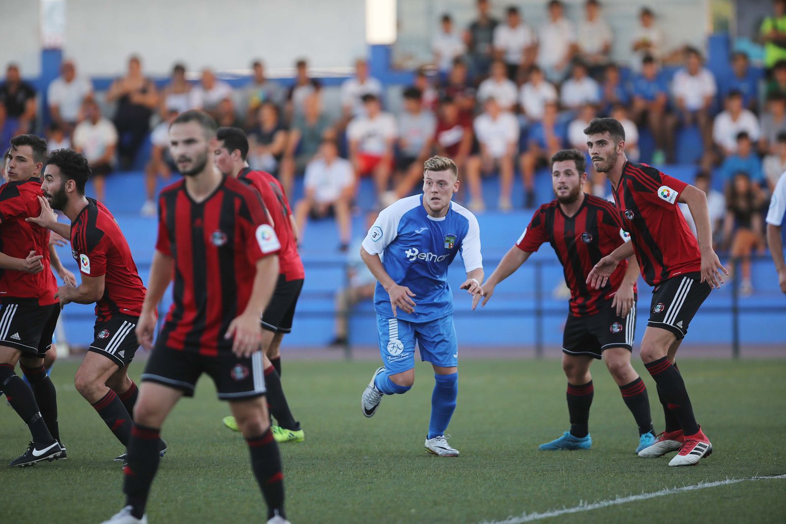 Los jugadores del Gerena defienden una acción frente al Guadalcacín.