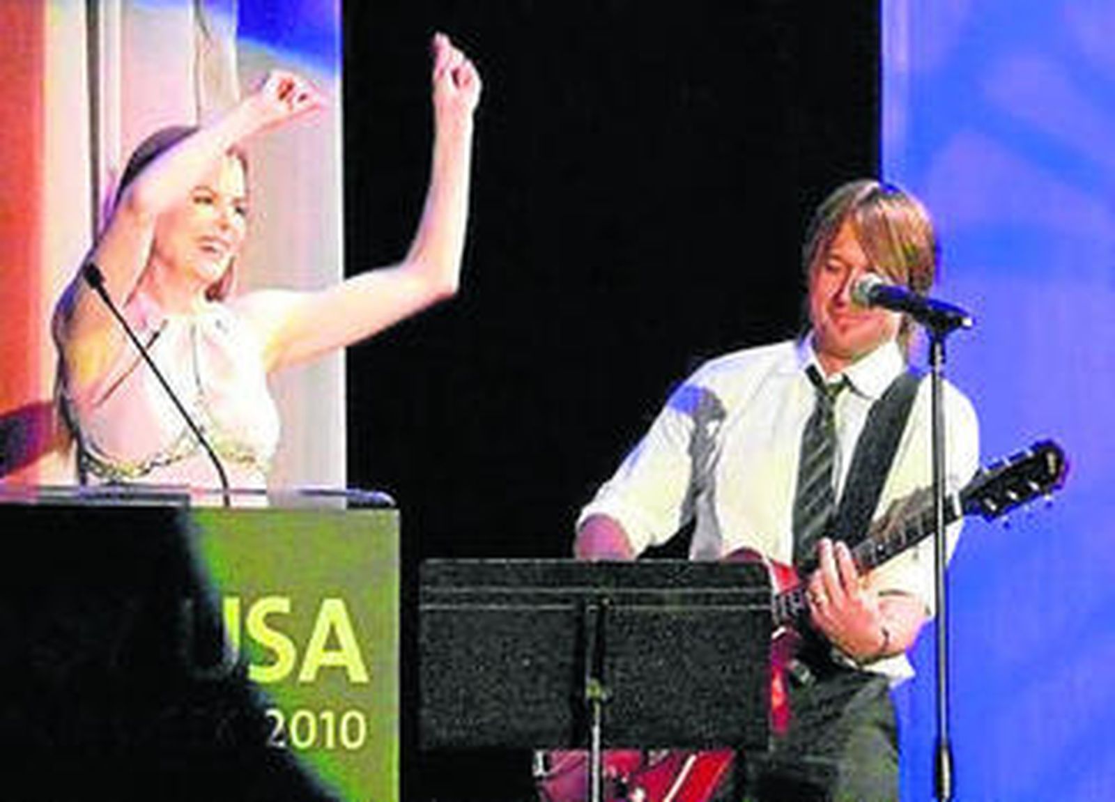 Nicole Kidman se suelta la melena cantando y bailando con su marido