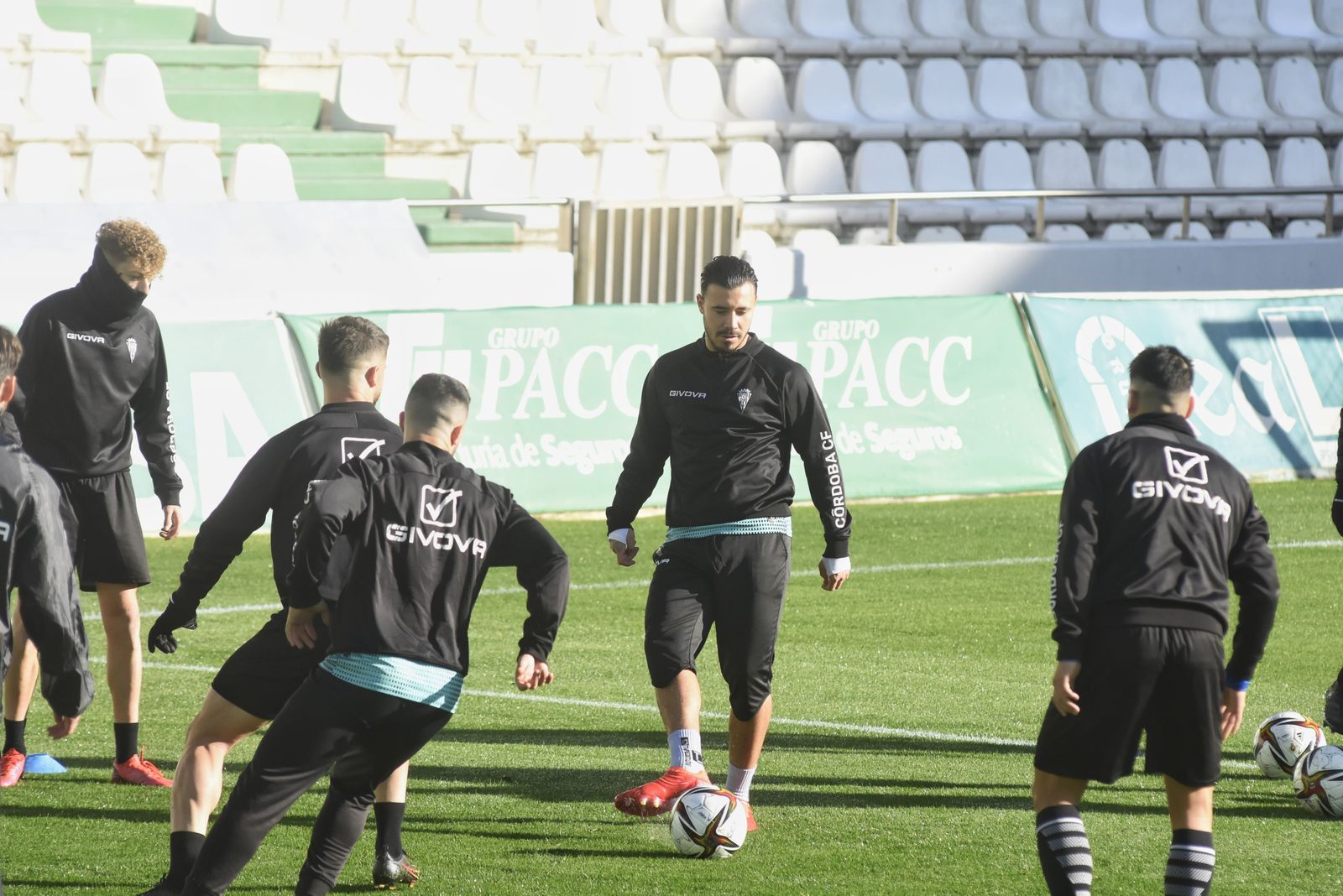 El regreso al trabajo del Córdoba CF tras el parón navideño, en imágenes
