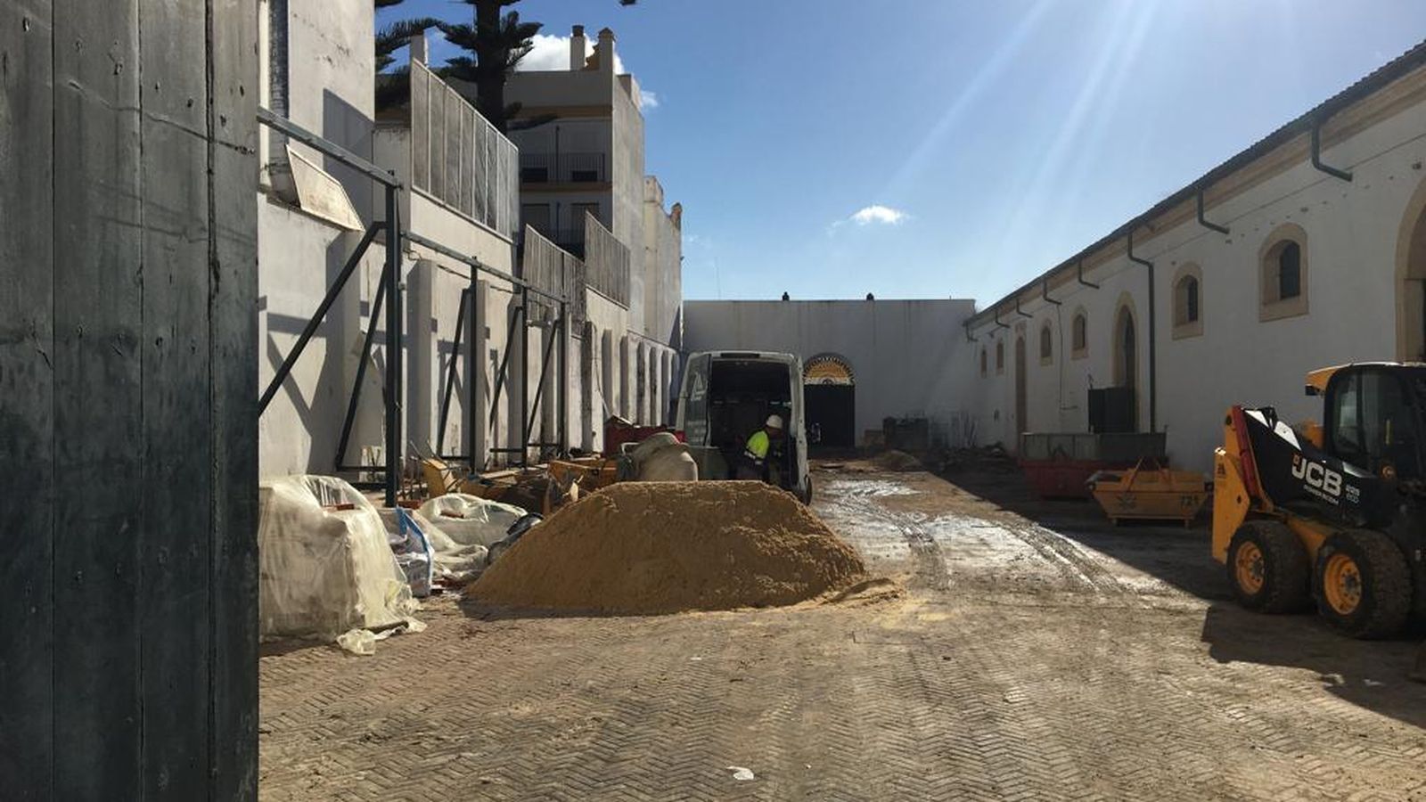 Otra imagen de las obras en el patio de la antigua bodega, donde se va a abrir un supermercado.