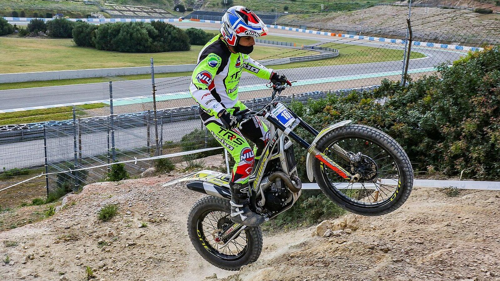 Un piloto, con Nieto-Peluqui al fondo.