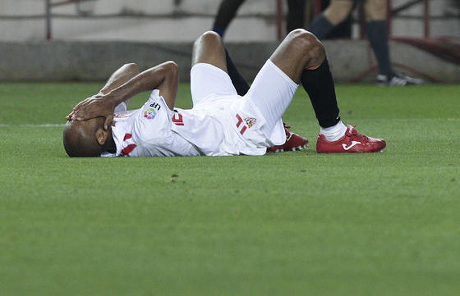 El Sevilla está más cerca de la Liga de Campeones pese a perder ante el Barcelona con diez jugadores por expulsión de Konko. / Antonio Pizarro