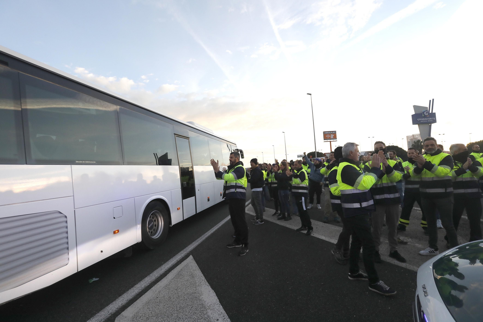 Imágenes del corte de la A7 por los trabajadores de Acerinox en huelga