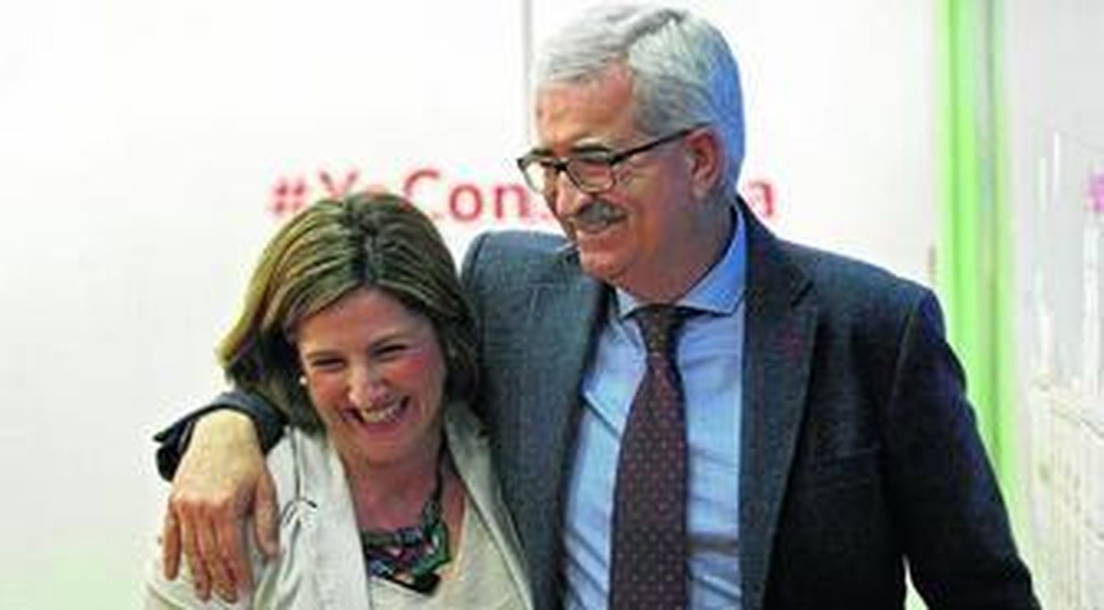 Irene García y Jiménez Barrios, abrazados y sonrientes ayer en la sede provincial del PSOE, en la plaza de San Antonio de Cádiz.