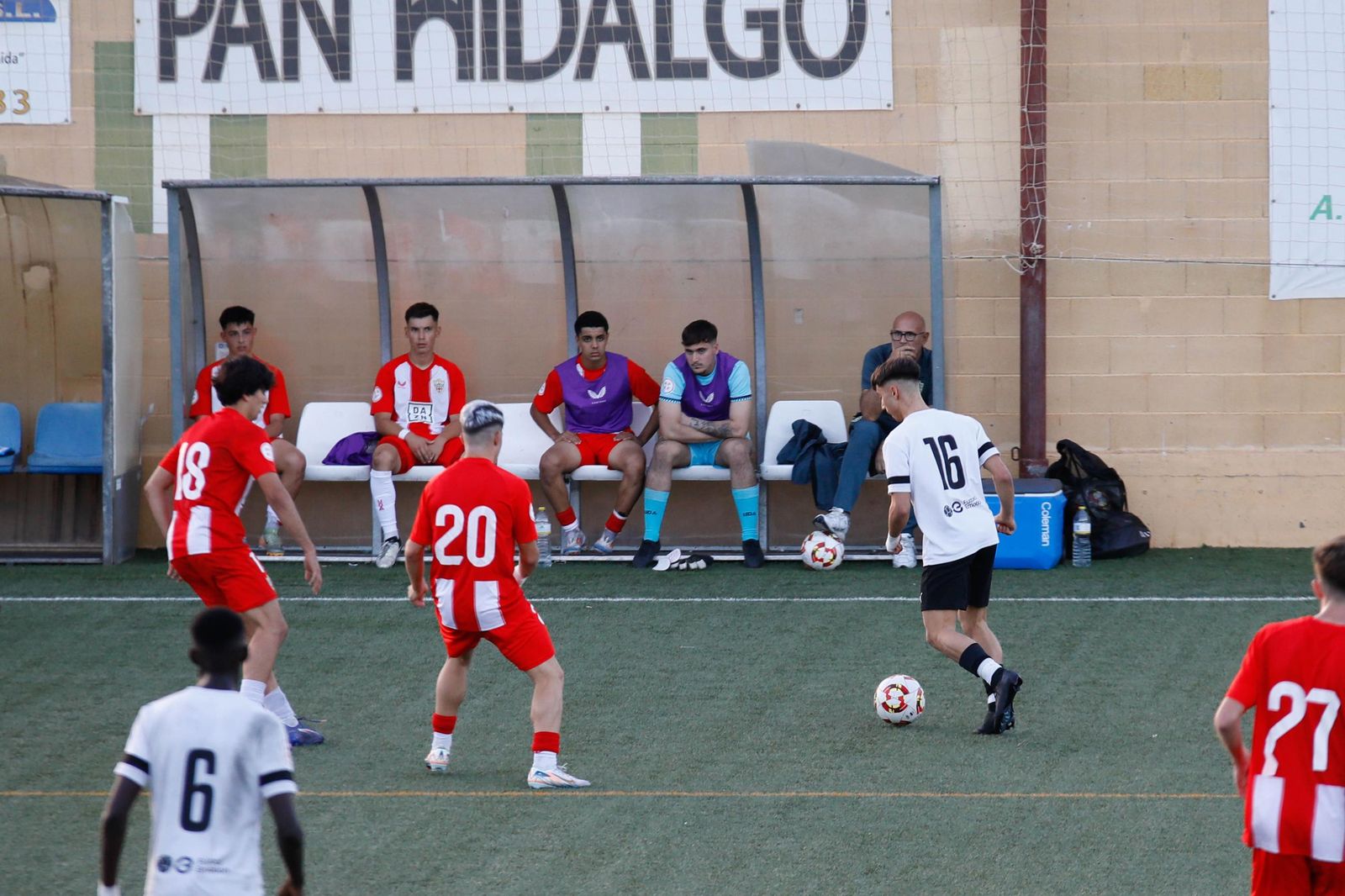 Un jugador de La Cañada progresa con el balón durante el derbi frente al Almería juvenil disputado en el Francisco Pomedio.