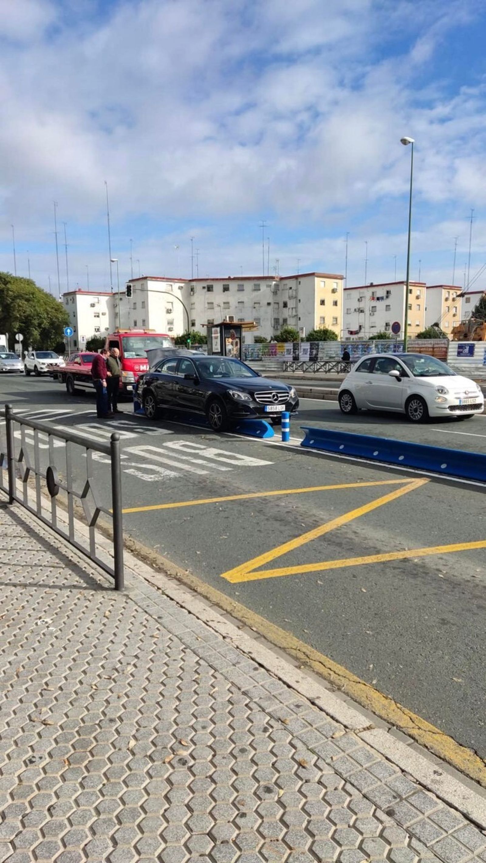 Un vehículo encima de un separador del carril bus.