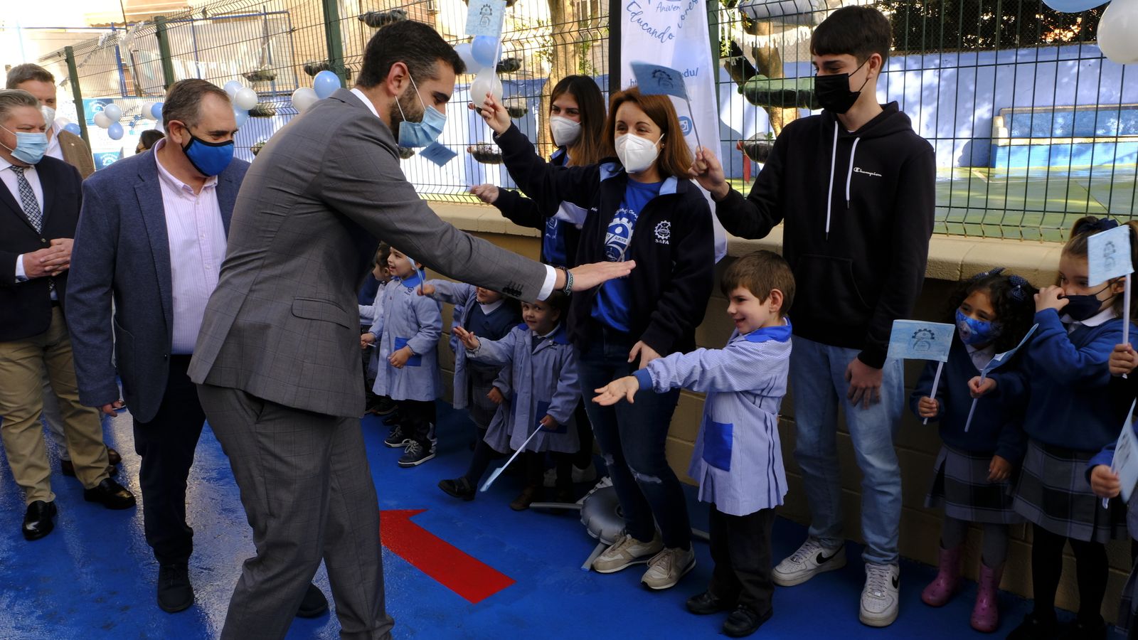 El alcalde saludó a los alumnos del centro de enseñanza