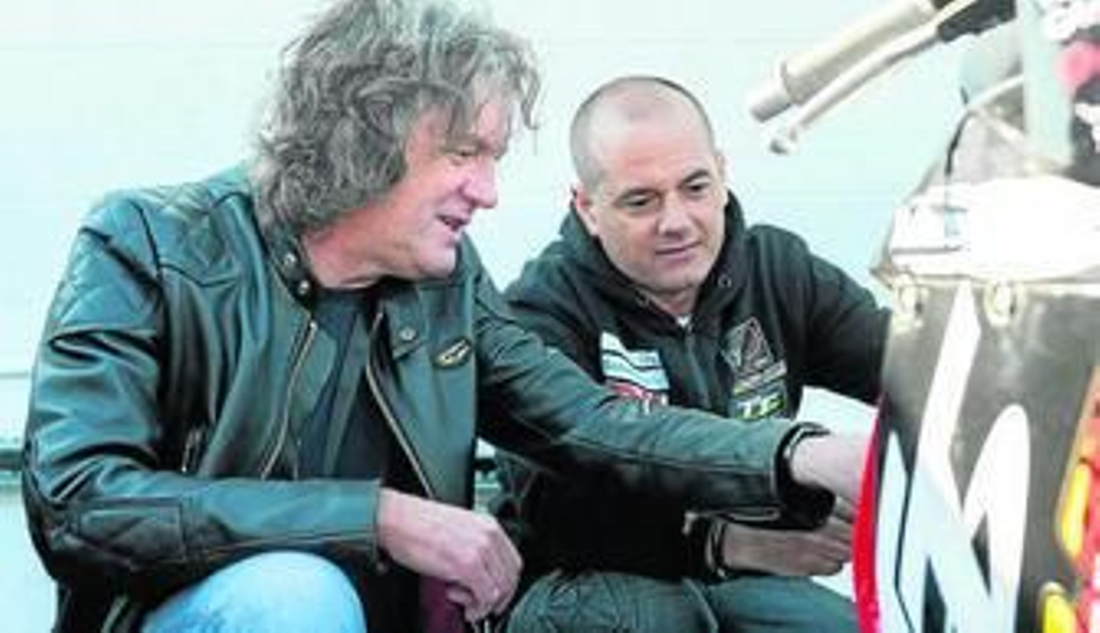 El presentador James May se mostró muy interesado por las características de la moto de Antonio Maeso.