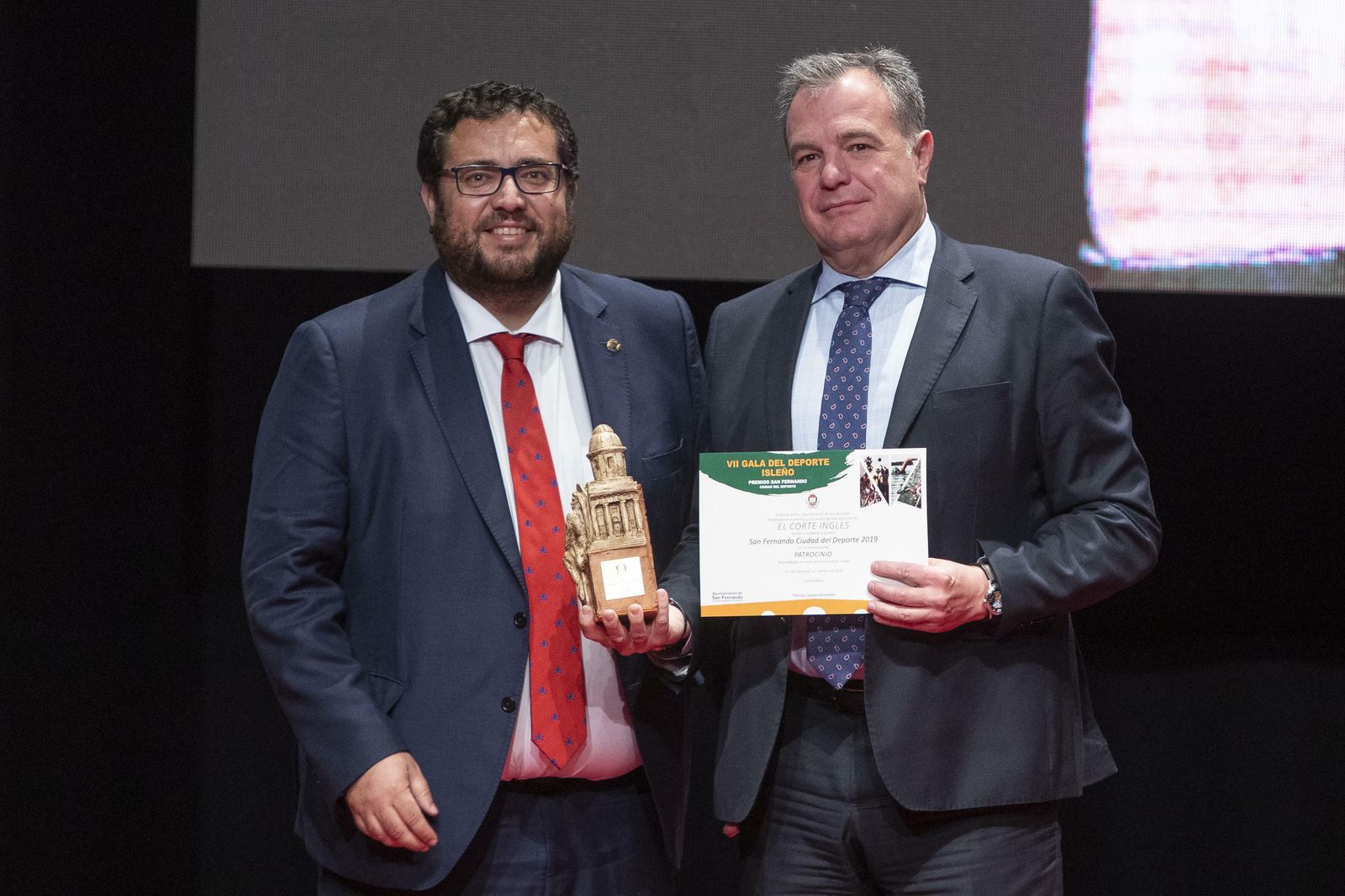 Jaime Armario hace entrega del Premio al Mejor Patrocinador a El Corte Inglés.