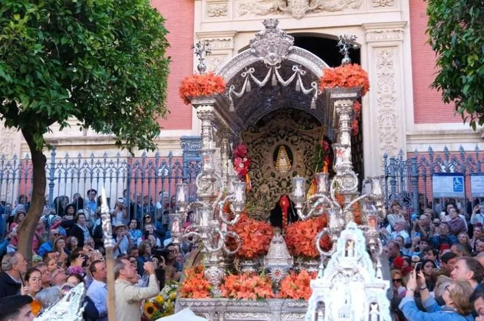 El Simpecado del Rocío de Sevilla sale en Romería