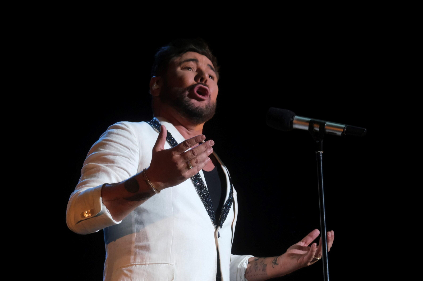 El concierto de Miguel Poveda en la plaza de toros de Córdoba, en fotografías