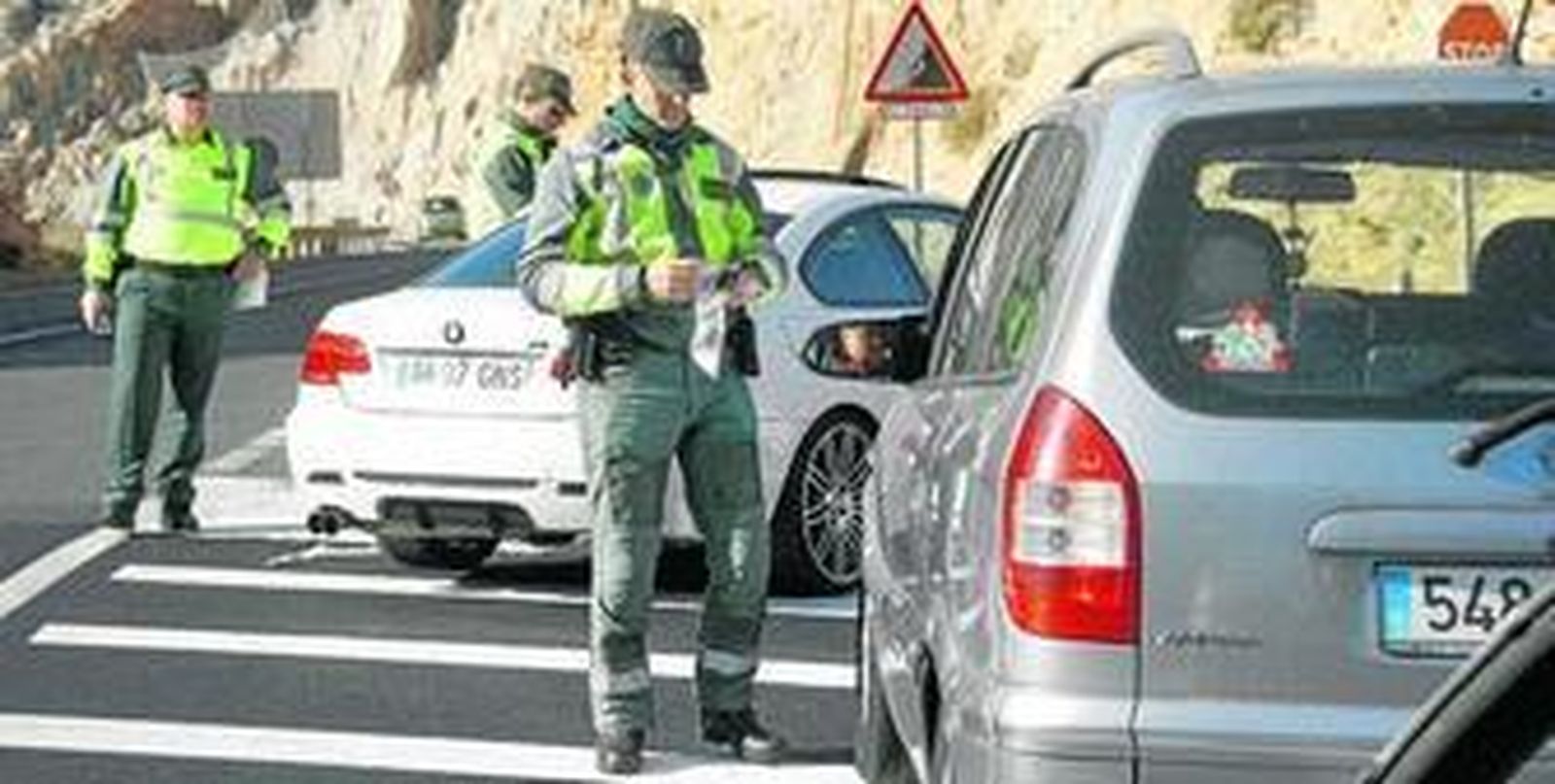Los agentes de la Agrupación de Tráfico de la Guardia Civil desplegaron ayer varios controles por la provincia como el de la rotonda de Bayyana.