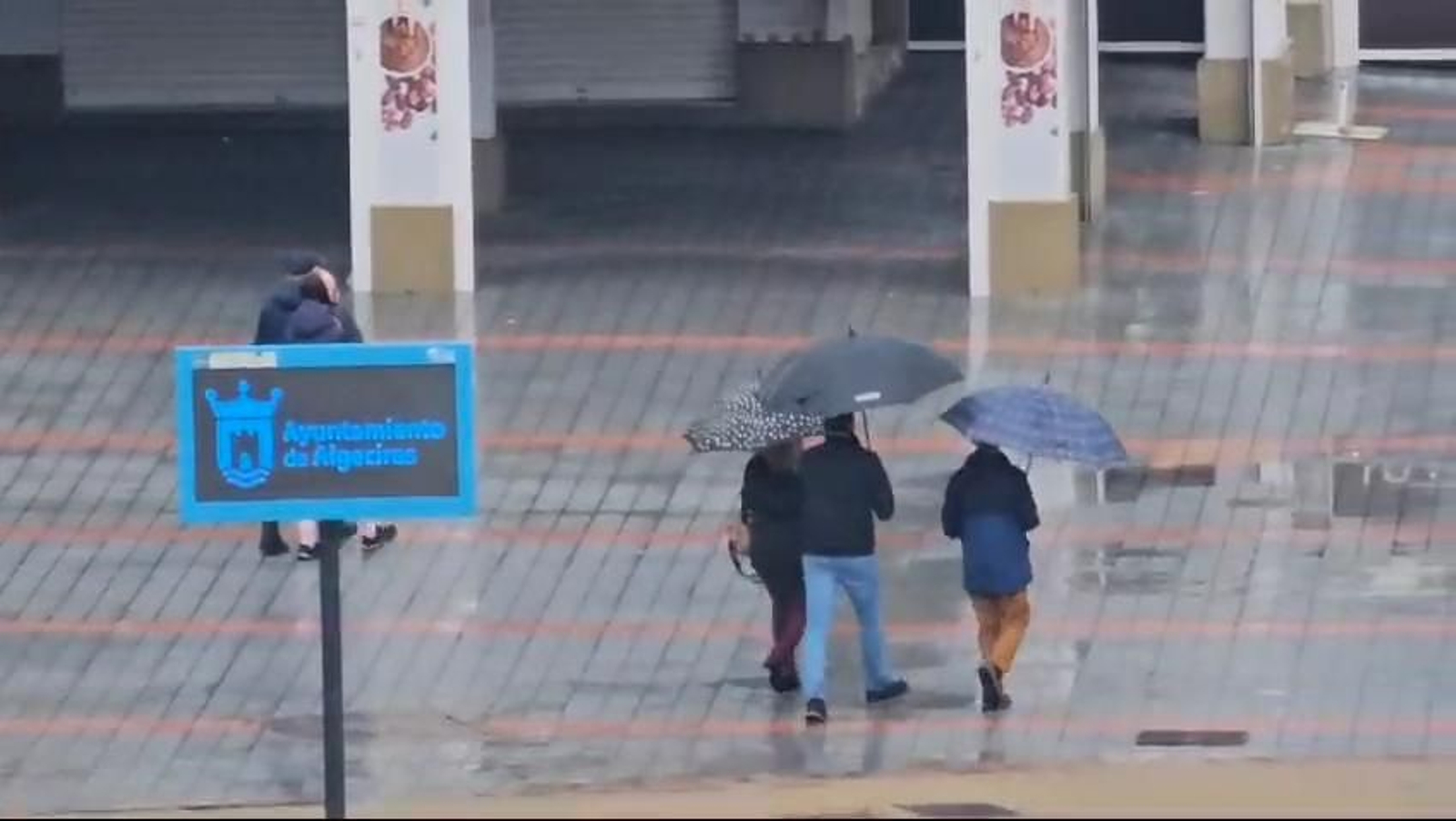 Paraguas en una tarde de lluvia en Algeciras.