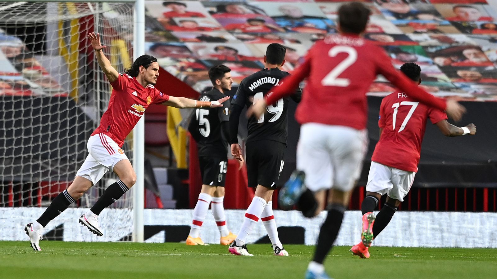 Cavani celebra el 1-0 ante el Granada CF en Old Trafford.