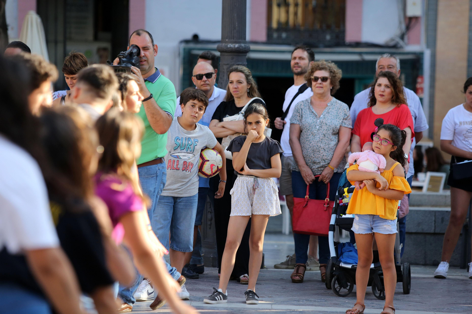 Miembros de la Asociación juvenil Carabela y Francisco Navarro Lara, promotor del concierto 'Hollywood Sinfónico', realizan un 'flashmob' urbano.