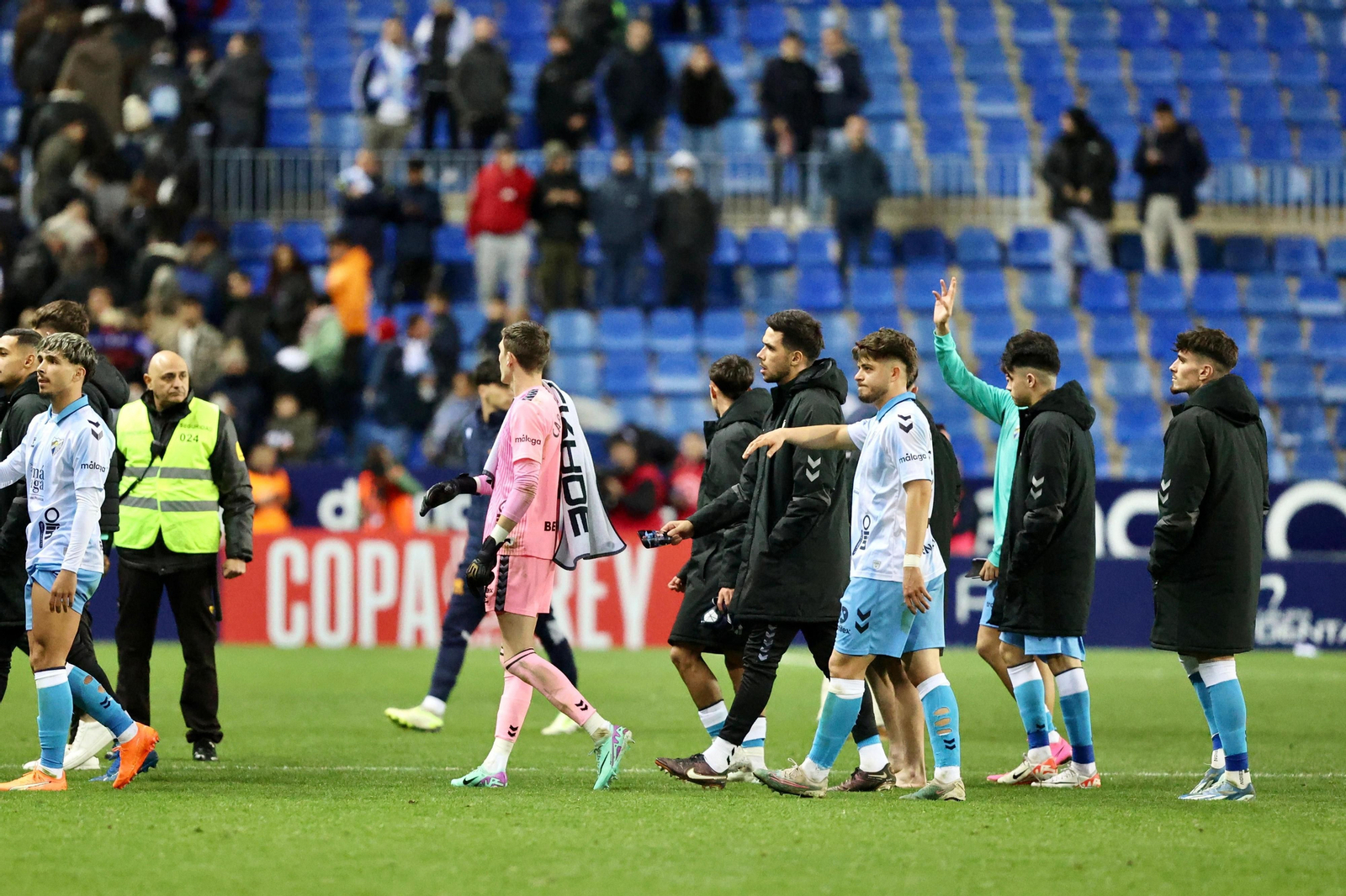 El Málaga CF se retira tras el partido.